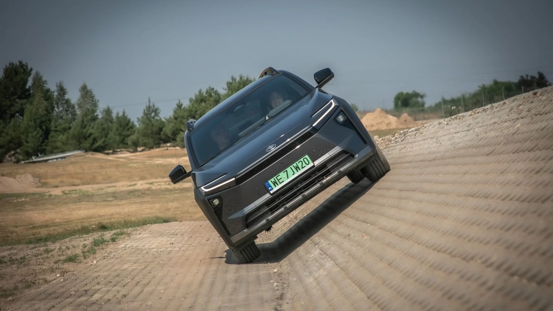 Toyota bZ4x w kombi jak rasowa terenówka. Zabrałem ją w offroad i nie mogę uwierzyć, co wyczyniała