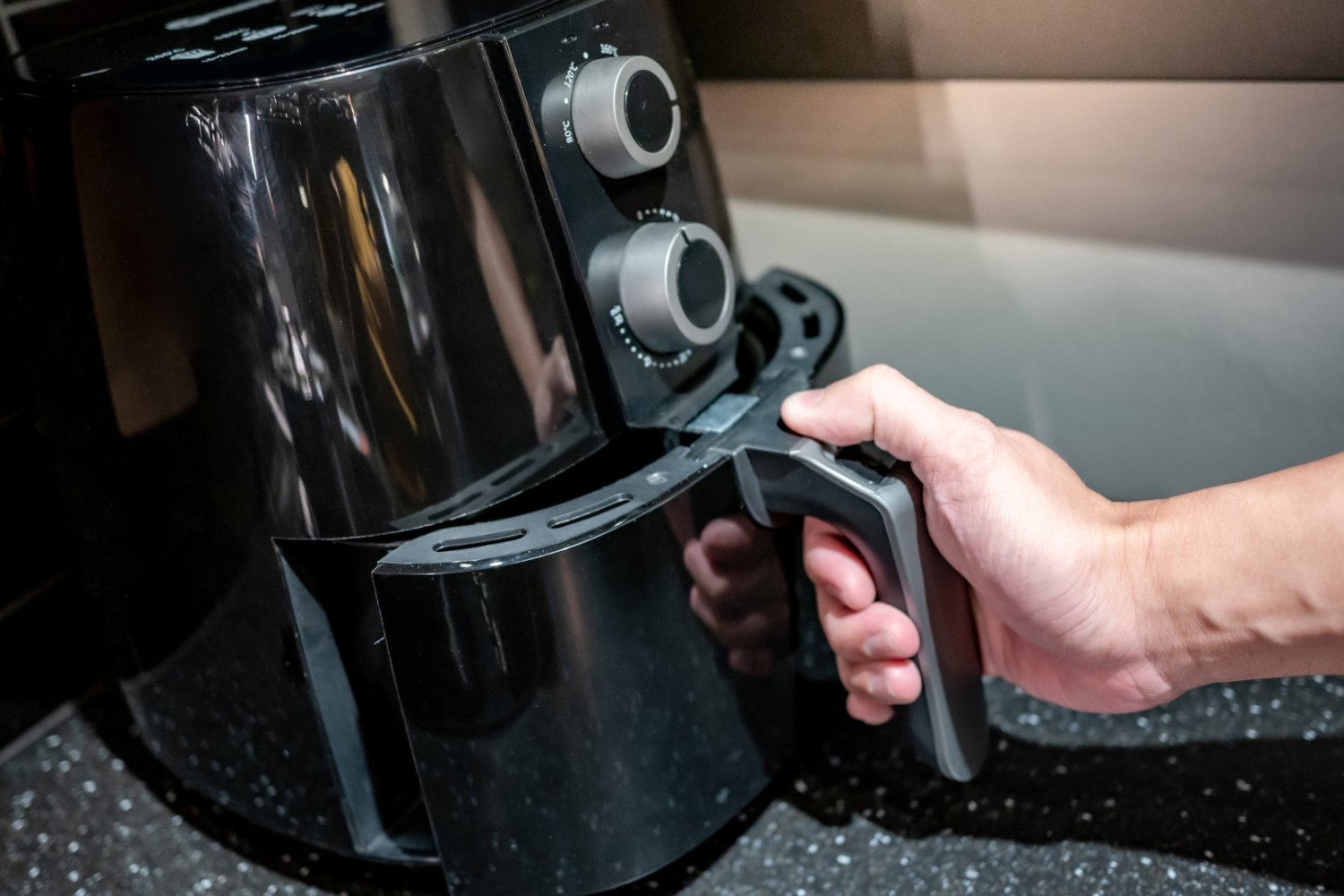 Wadliwe air fryery i unijne zakazy. Jak jest naprawdę z frytkownicami beztłuszczowymi? Nowoczesny air fryer na w domowej kuchni