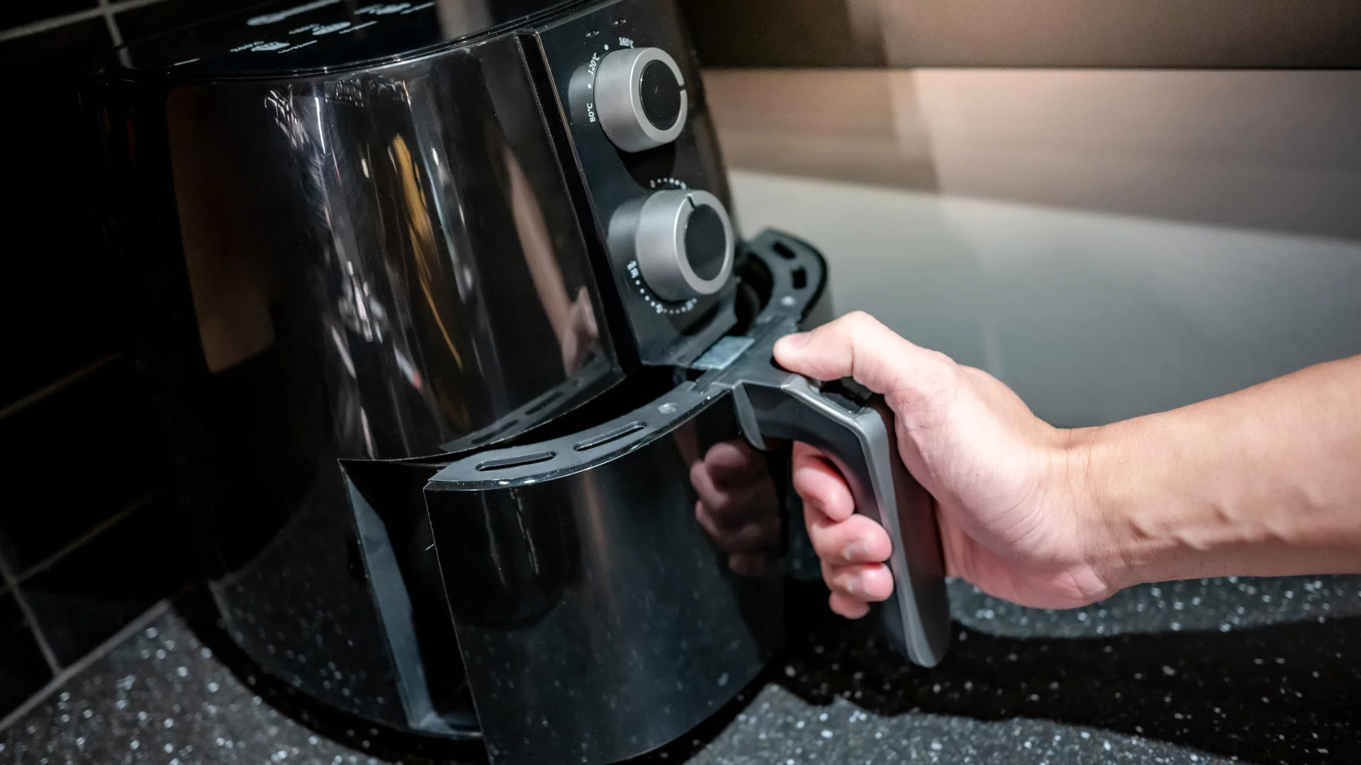 Nowoczesny air fryer na w domowej kuchni