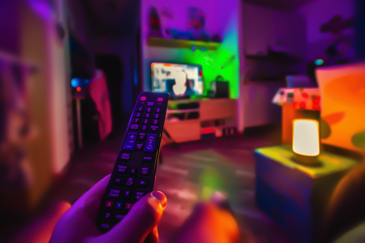 Nowoczesny pokój z TV rozświetlony lampami LED