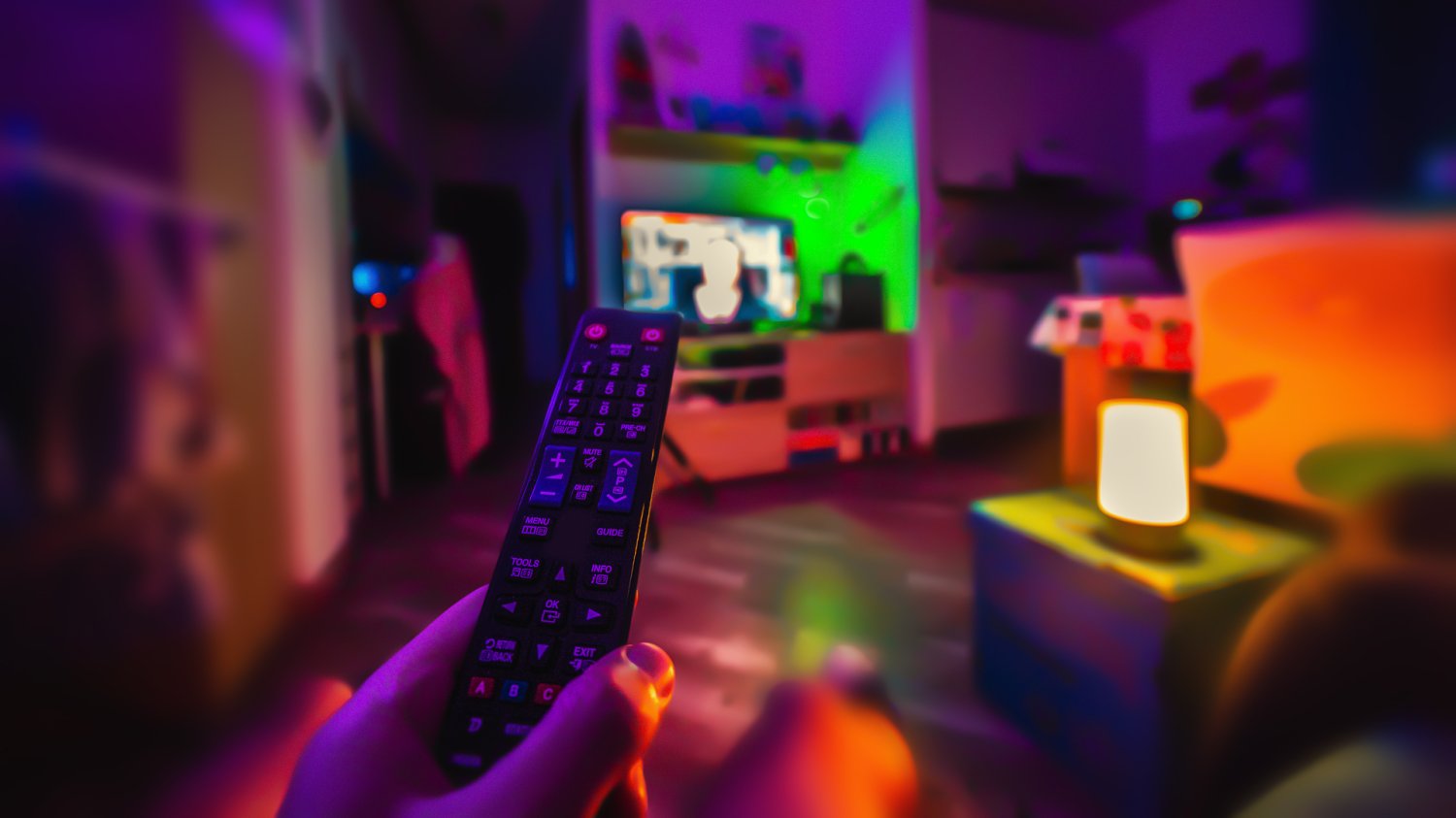 Nowoczesny pokój z TV rozświetlony lampami LED