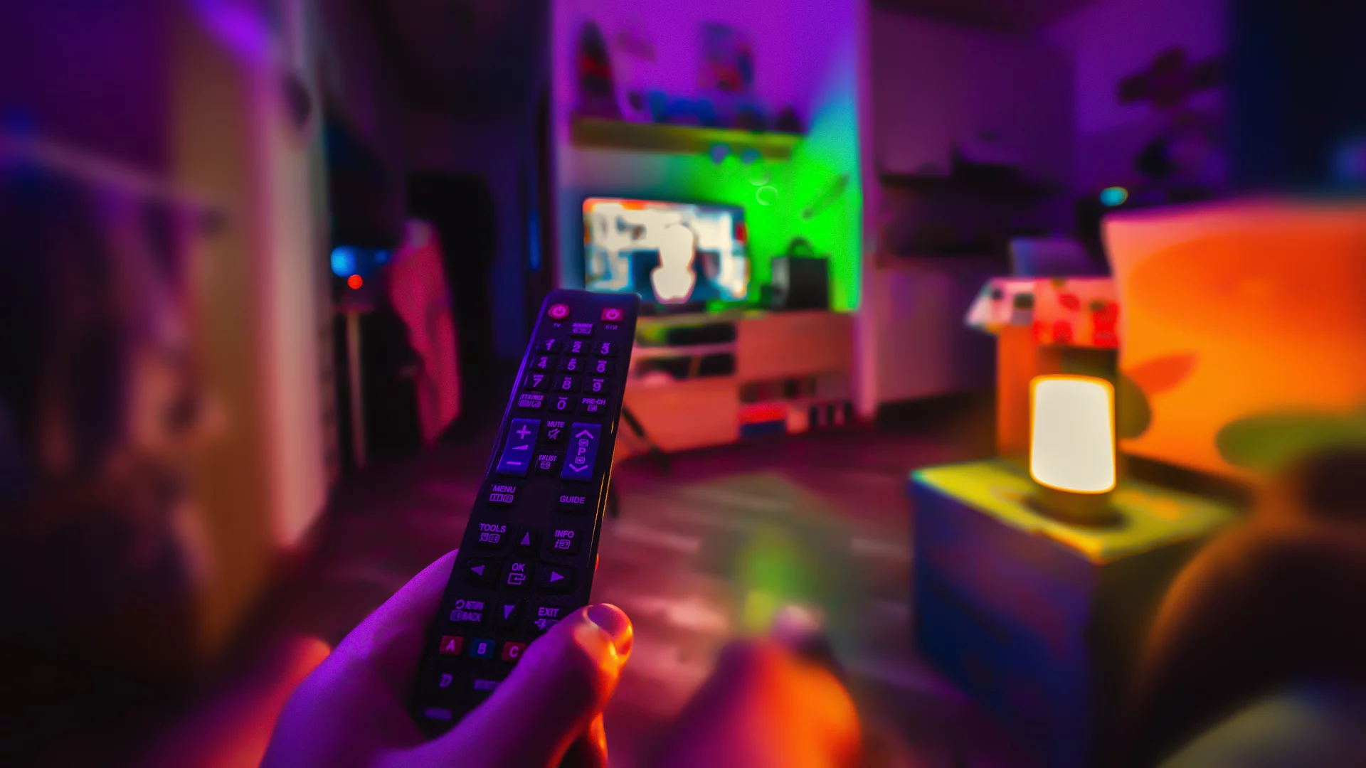 80 zł zamiast 1700. Z lampą z Action zrobiłem inteligentny salon po taniości