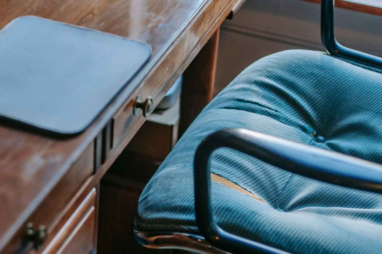 Takiego fotela nigdy nie kupię. Już wolę siedzieć na taborecie od lewej: biurko, laptop, fotel