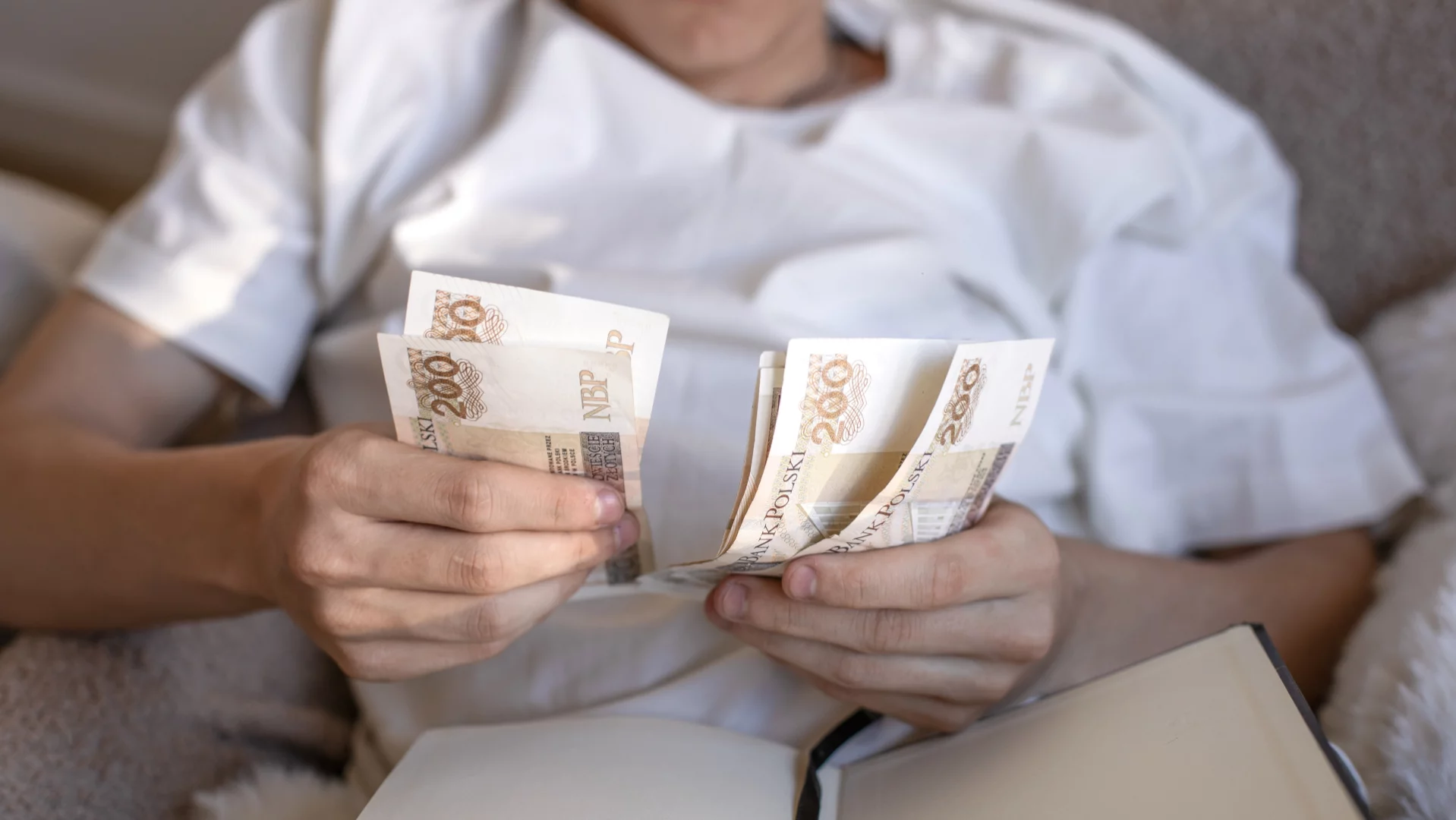 2403 zł co miesiąc dla wszystkich za nic. Jest decyzja ws. "nowego 800 plus"