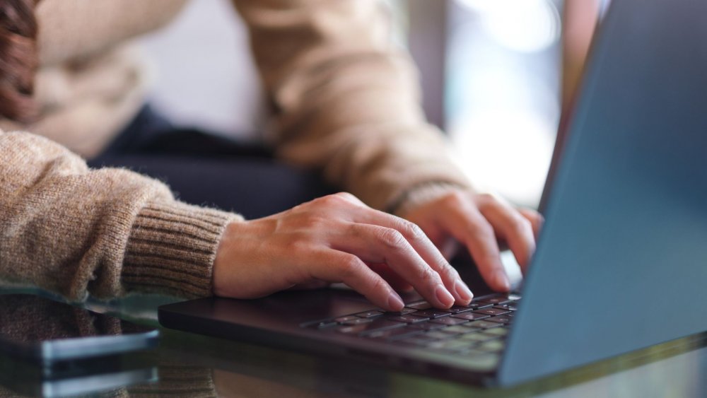 Ubezpieczenia cybernetyczne: jak chronić dane, tożsamość i konta w erze hakerów