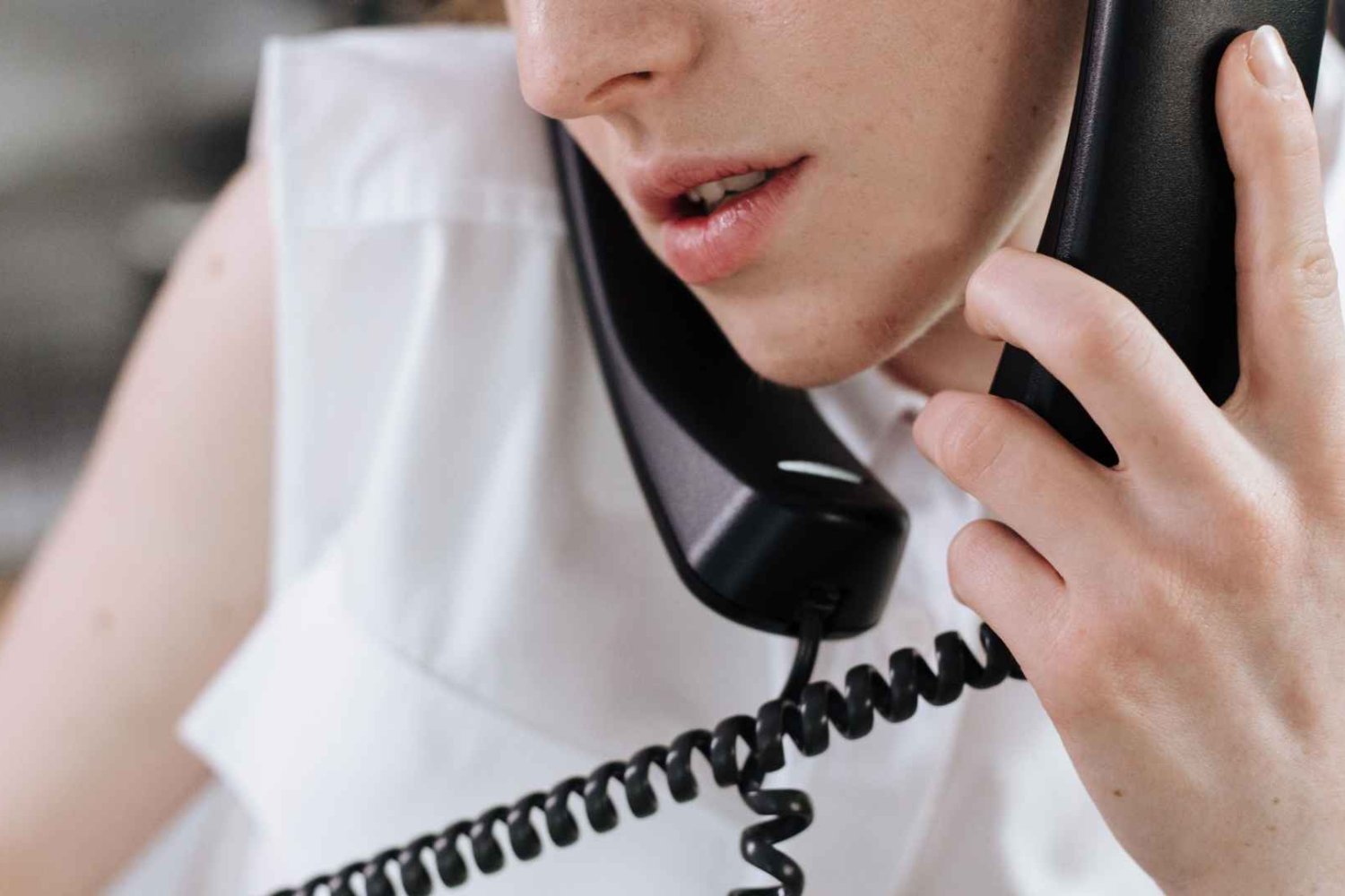osoba rozmawiająca przez telefon