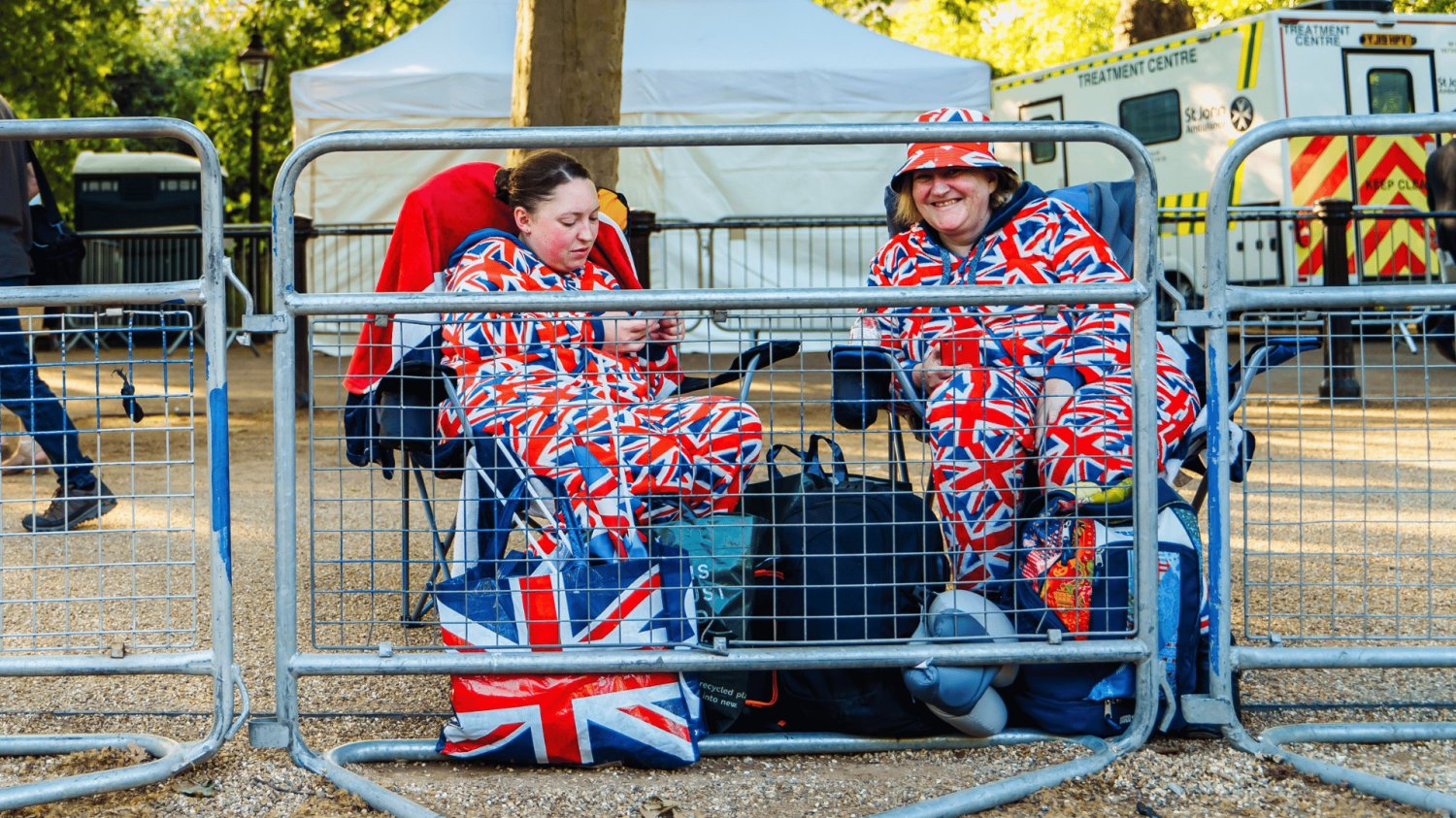 osoby w flagach UK za barykadą