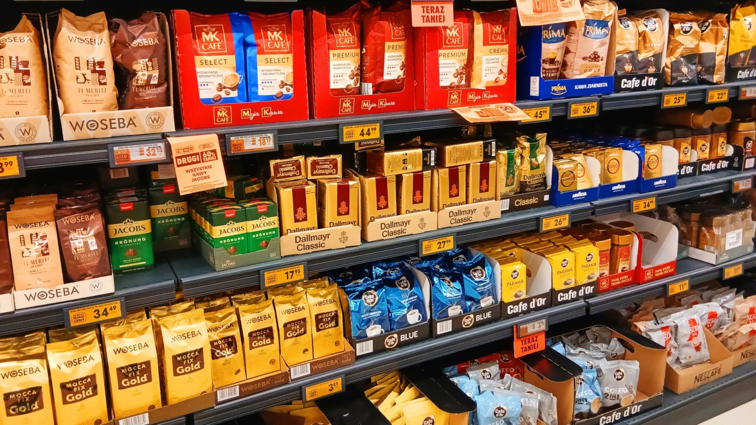 Kawa Jacobs w Biedronce za 44,99 zł. Promocja od 24 września Paczki kawy ziarnistej na sklepowej półce, promocja na kawę Jacobs w Biedronce