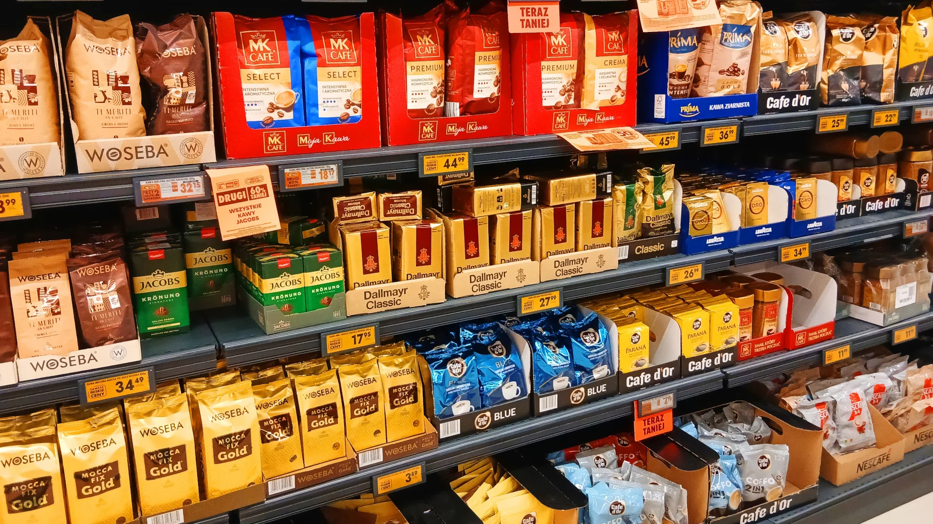 Kawa Jacobs w Biedronce za 44,99 zł. Promocja od 24 września Paczki kawy ziarnistej na sklepowej półce, promocja na kawę Jacobs w Biedronce