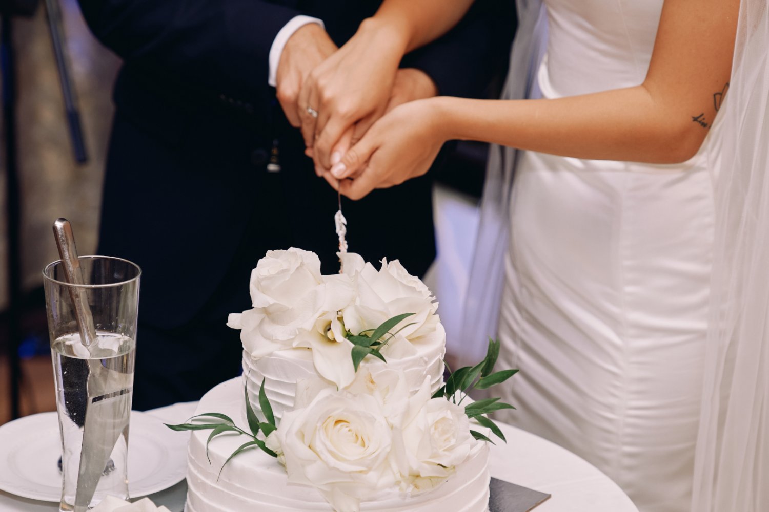 Para młoda tnie tort na weselu
