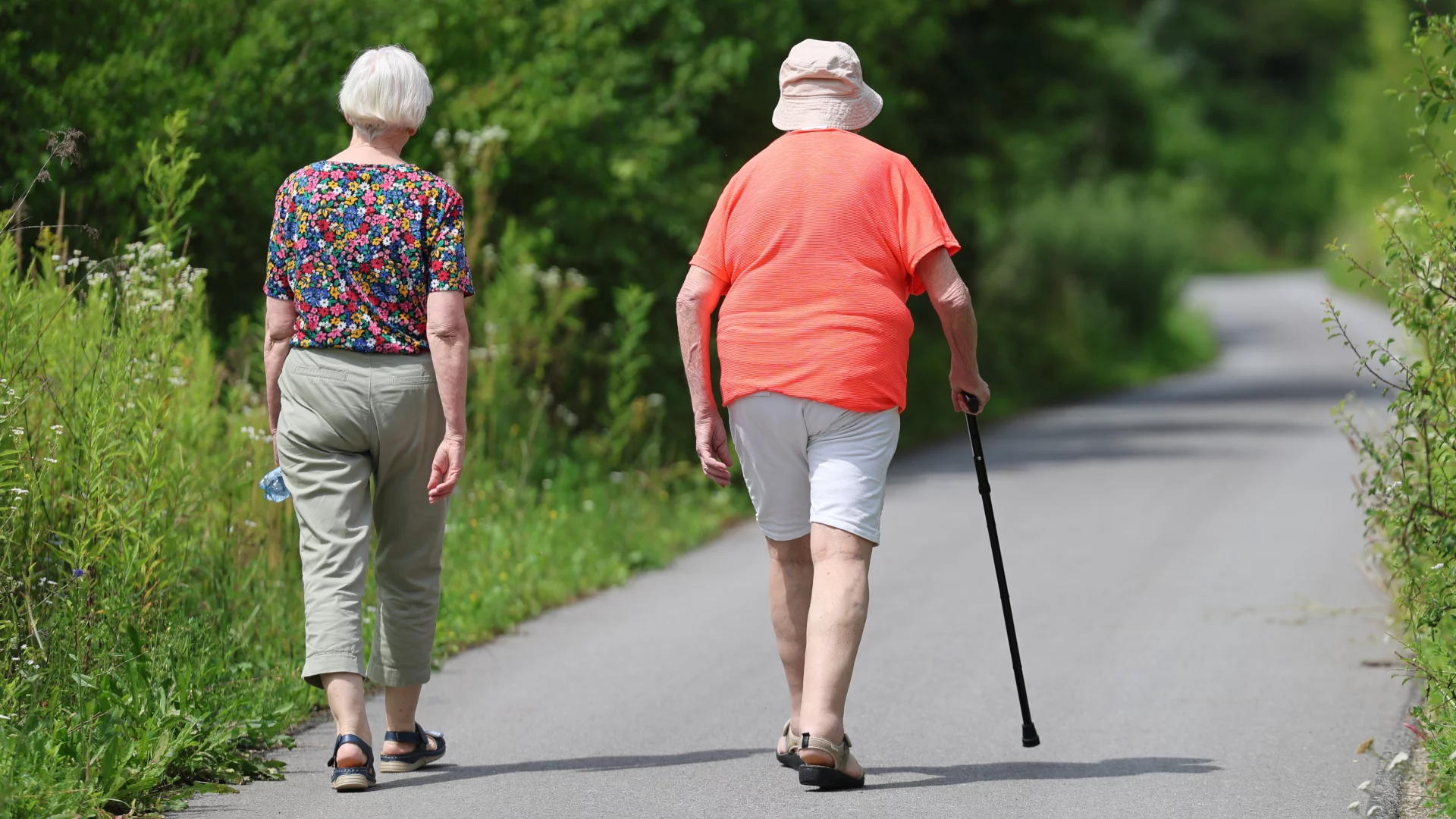 Bon senioralny 2026. Zasady, kwoty i kryterium dochodowe Para seniorów idąca w parku