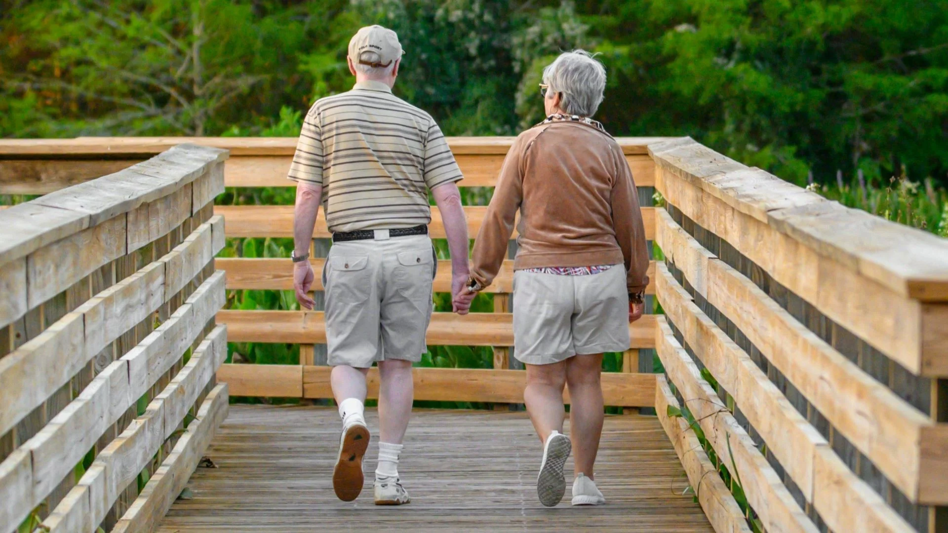 Terapia na bezsenność spowalnia starzenie. Naukowcy zajrzeli seniorom do DNA para seniorów na spacerze
