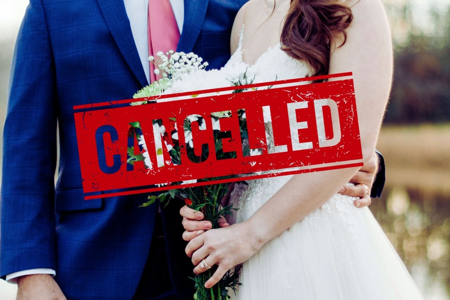 Para w dniu ślubu, na zdjęciu znak "cancelled"