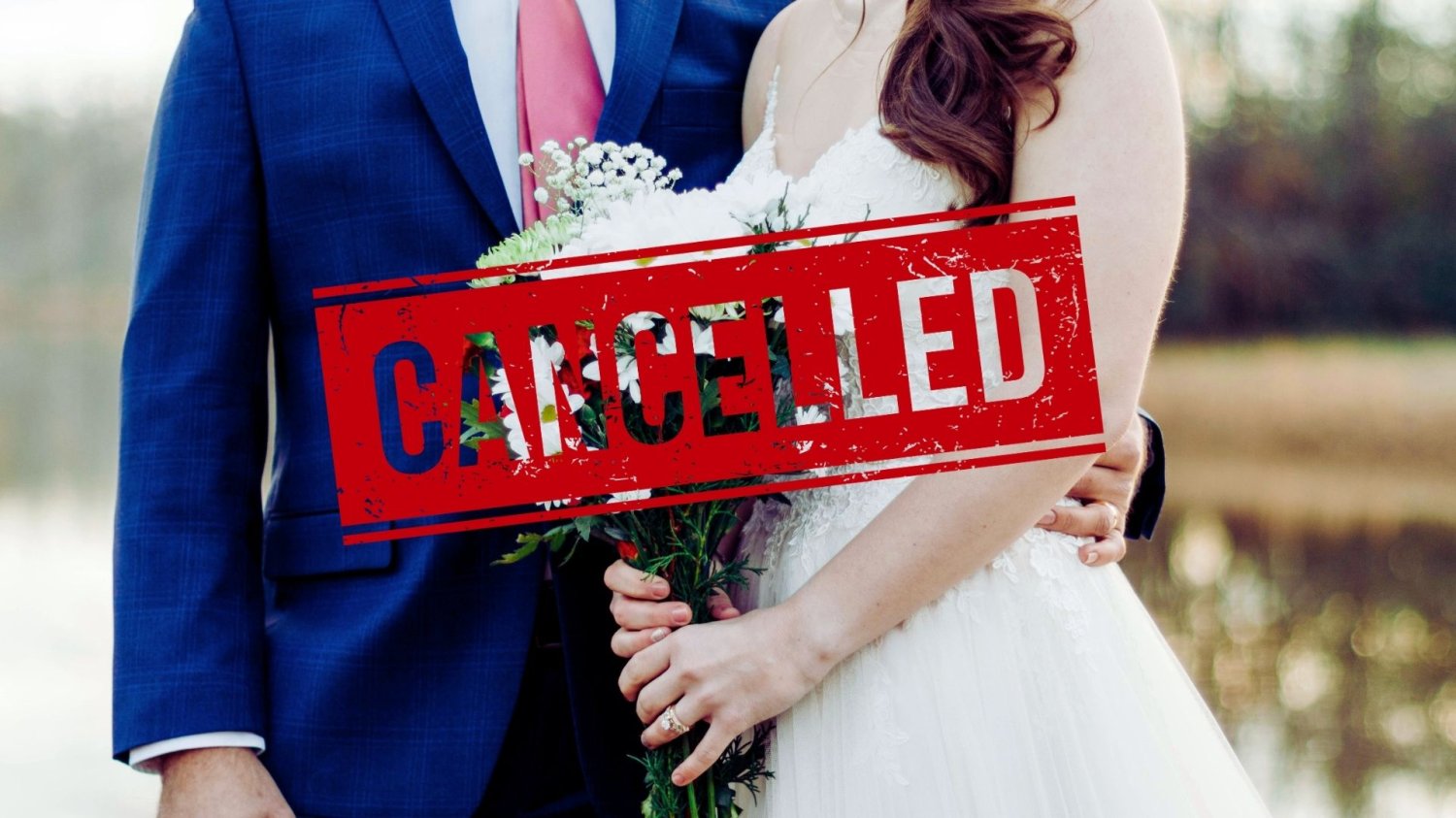 Para w dniu ślubu, na zdjęciu znak "cancelled"