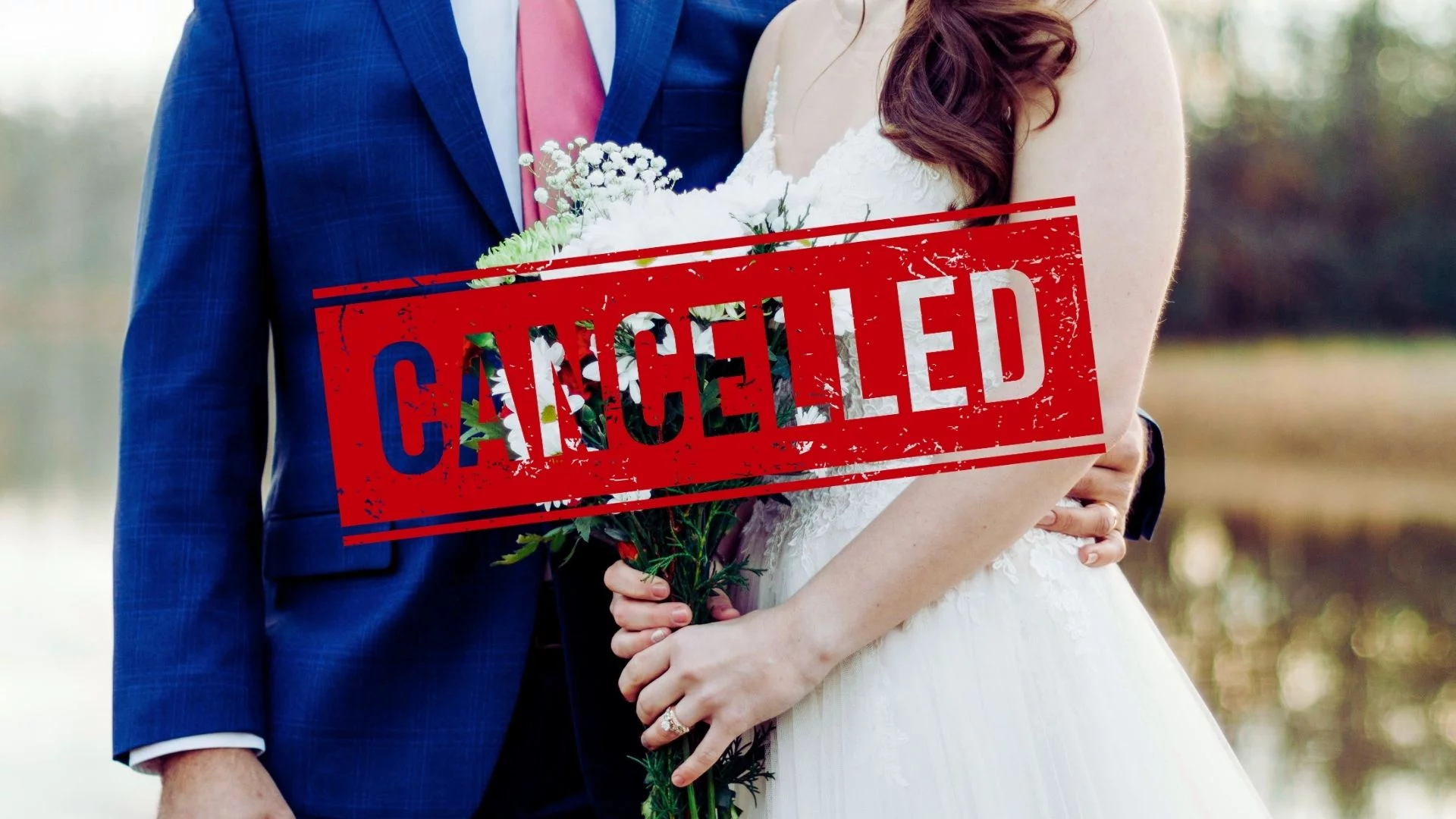 Para w dniu ślubu, na zdjęciu znak "cancelled" Para w dniu ślubu, na zdjęciu znak "cancelled"