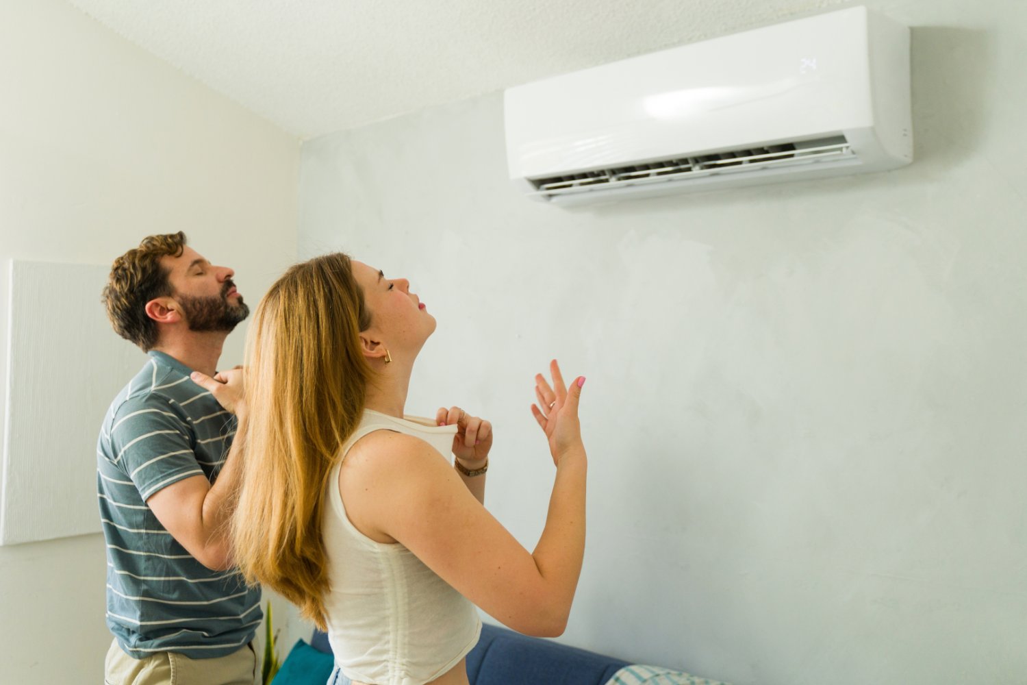 Para z ulgą chłodzi się klimatyzacją w mieszkaniu
