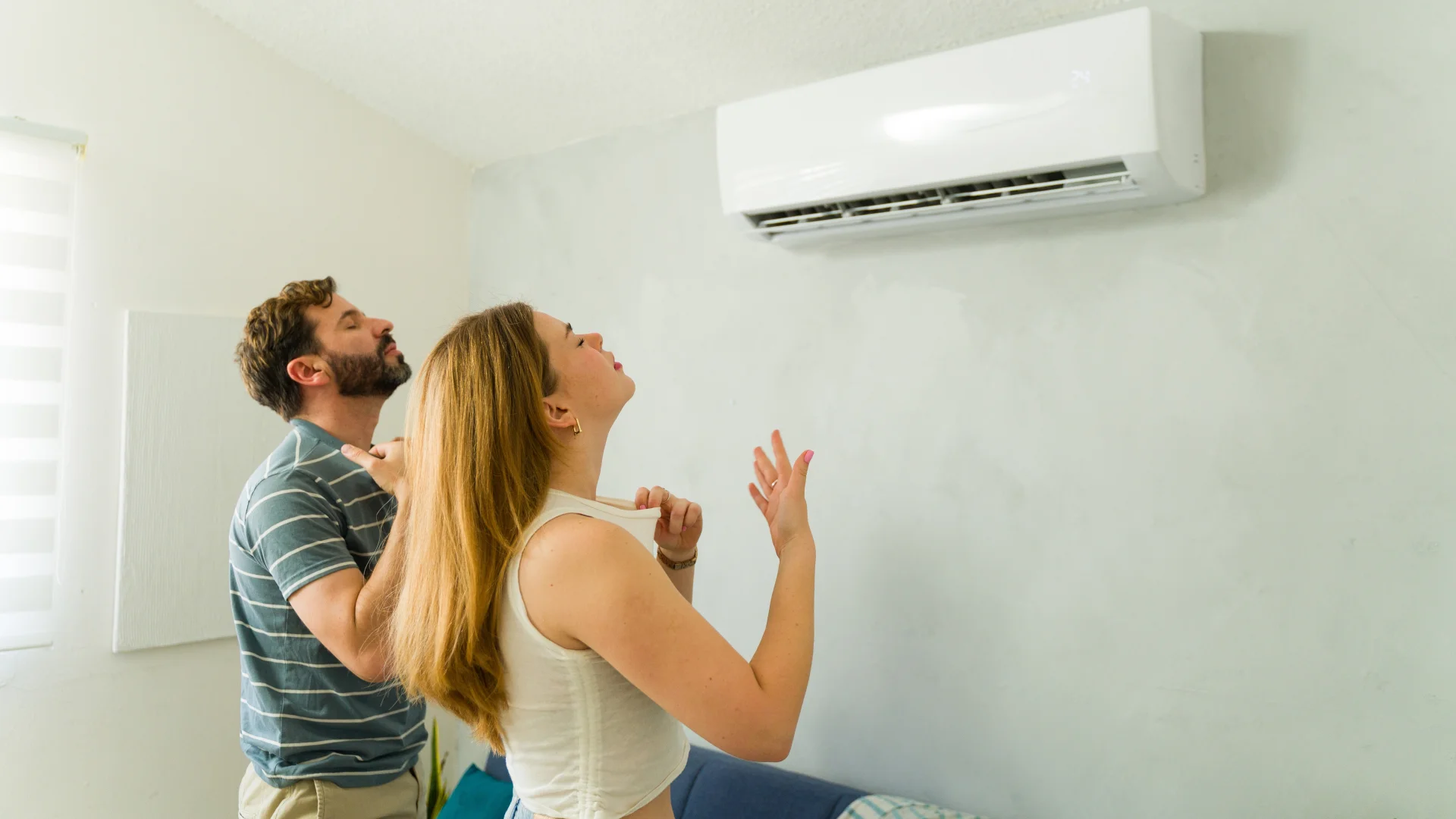 Para z ulgą chłodzi się klimatyzacją w mieszkaniu