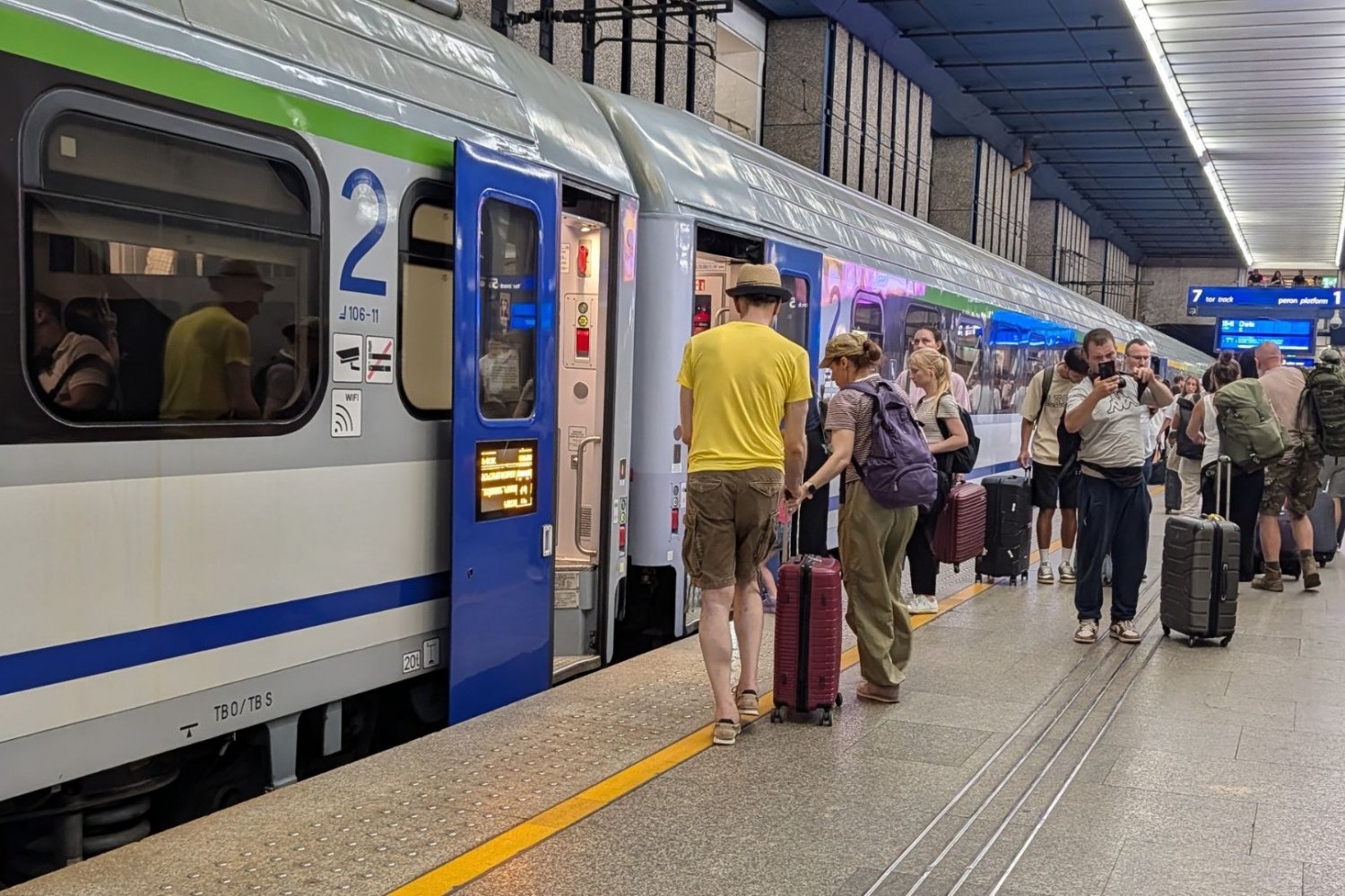 Pasażerowie PKP Intercity musieli wysiąść z pociągu w środku nocy
