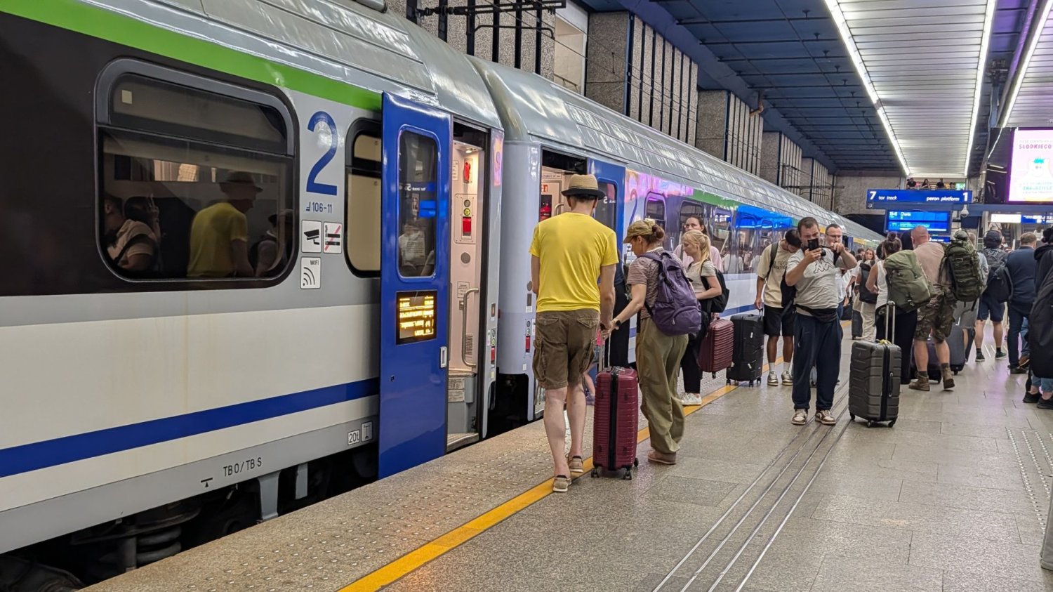 Awaria wagonu PKP Intercity w pociągu jadącym z Chorwacji Pasażerowie PKP Intercity musieli wysiąść z pociągu w środku nocy