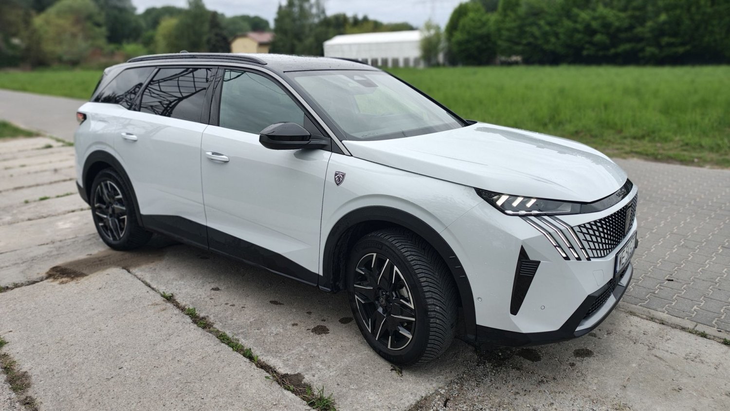 Statek kosmiczny z napędem od kosiarki? Testujemy Peugeota 5008 GT Exclusive MHEV
