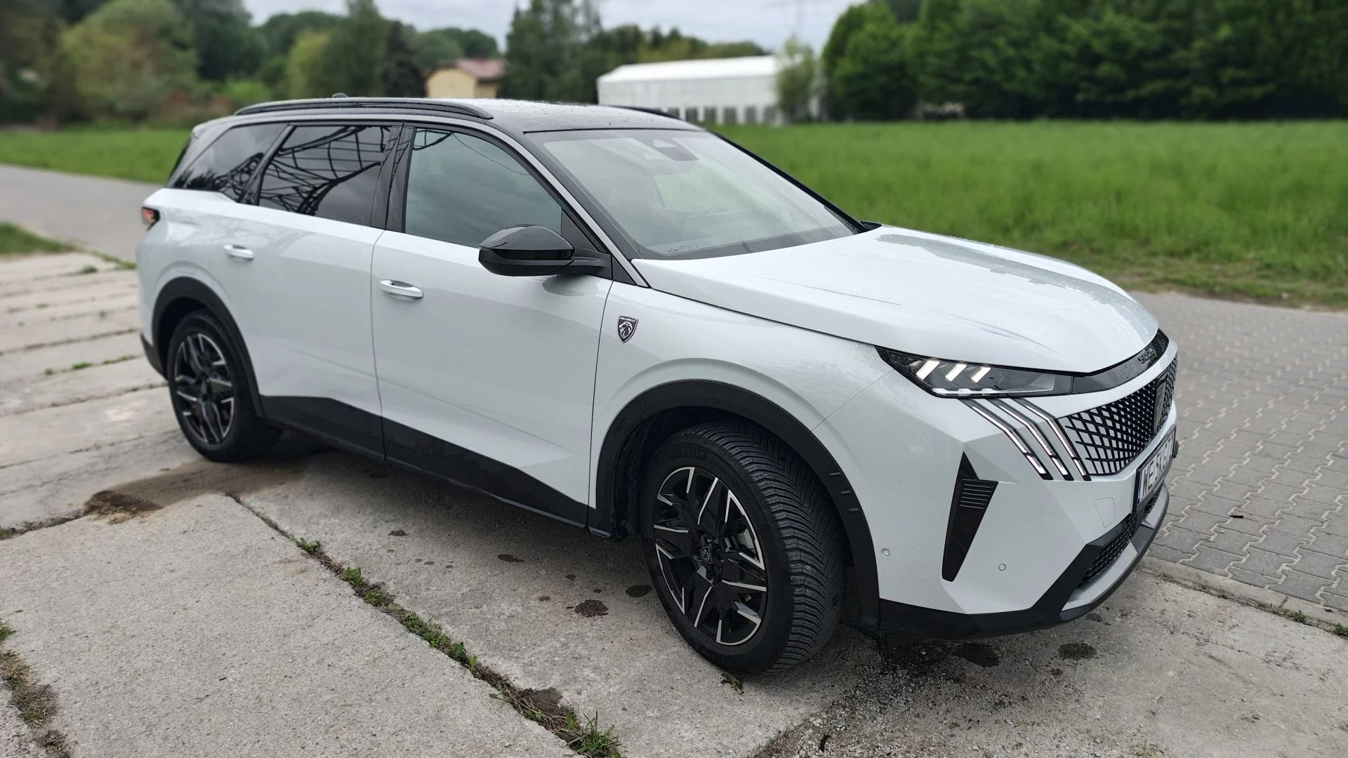 Statek kosmiczny z napędem od kosiarki? Testujemy Peugeota 5008 GT Exclusive MHEV