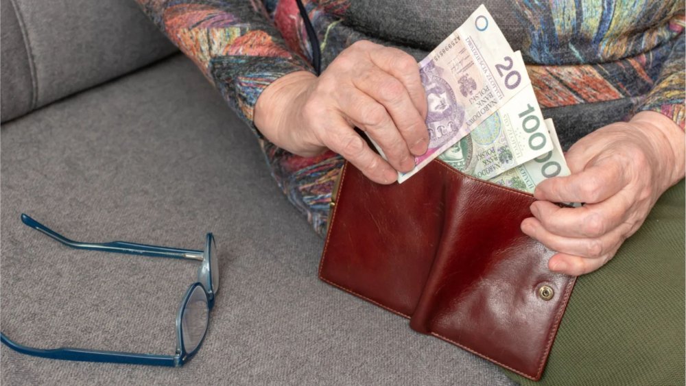 Projekt ustawy podnosi emerytury nawet o 552 zł, ale odbiera prawo do sądu