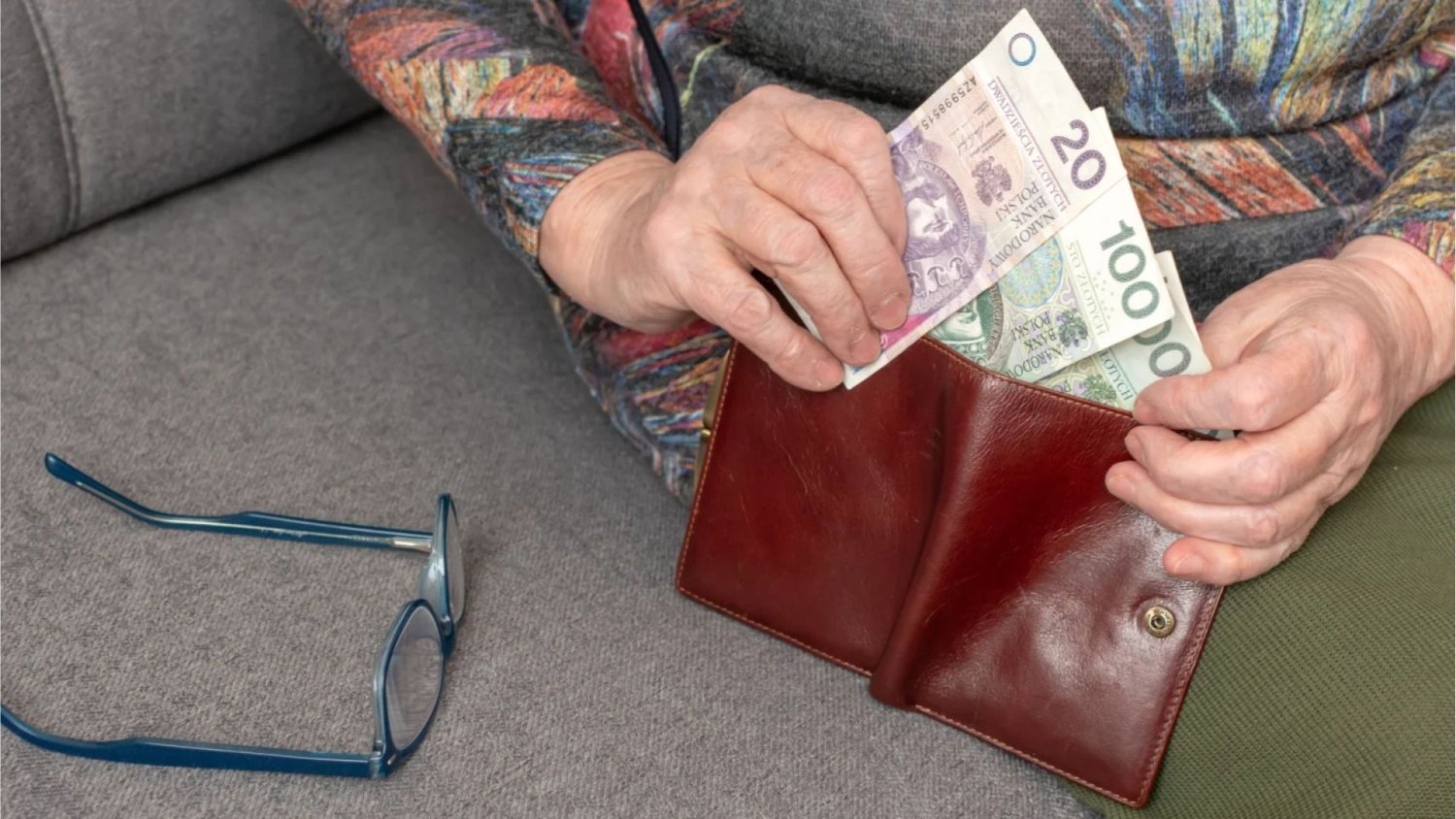 Wyższa emerytura choćby o 552 zł. Haczyk? Odbiera seniorom prawo do sądu