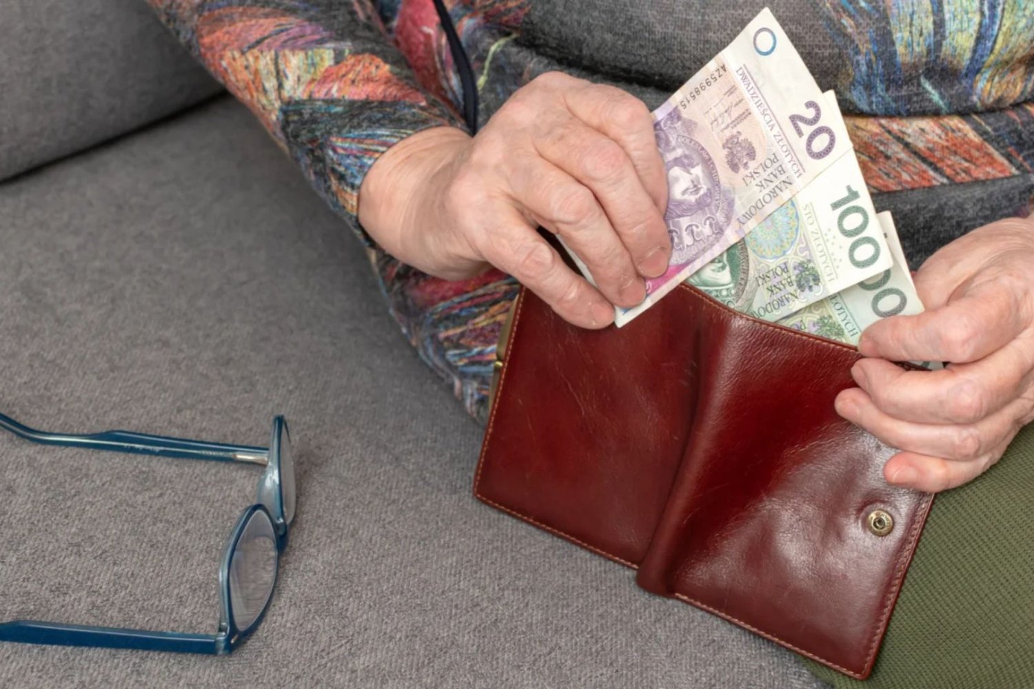 Wyższa emerytura dla 196 tys. seniorów. W projekcie ustawy zaszyto jednak haczyk Pieniądze, emerytura, senior