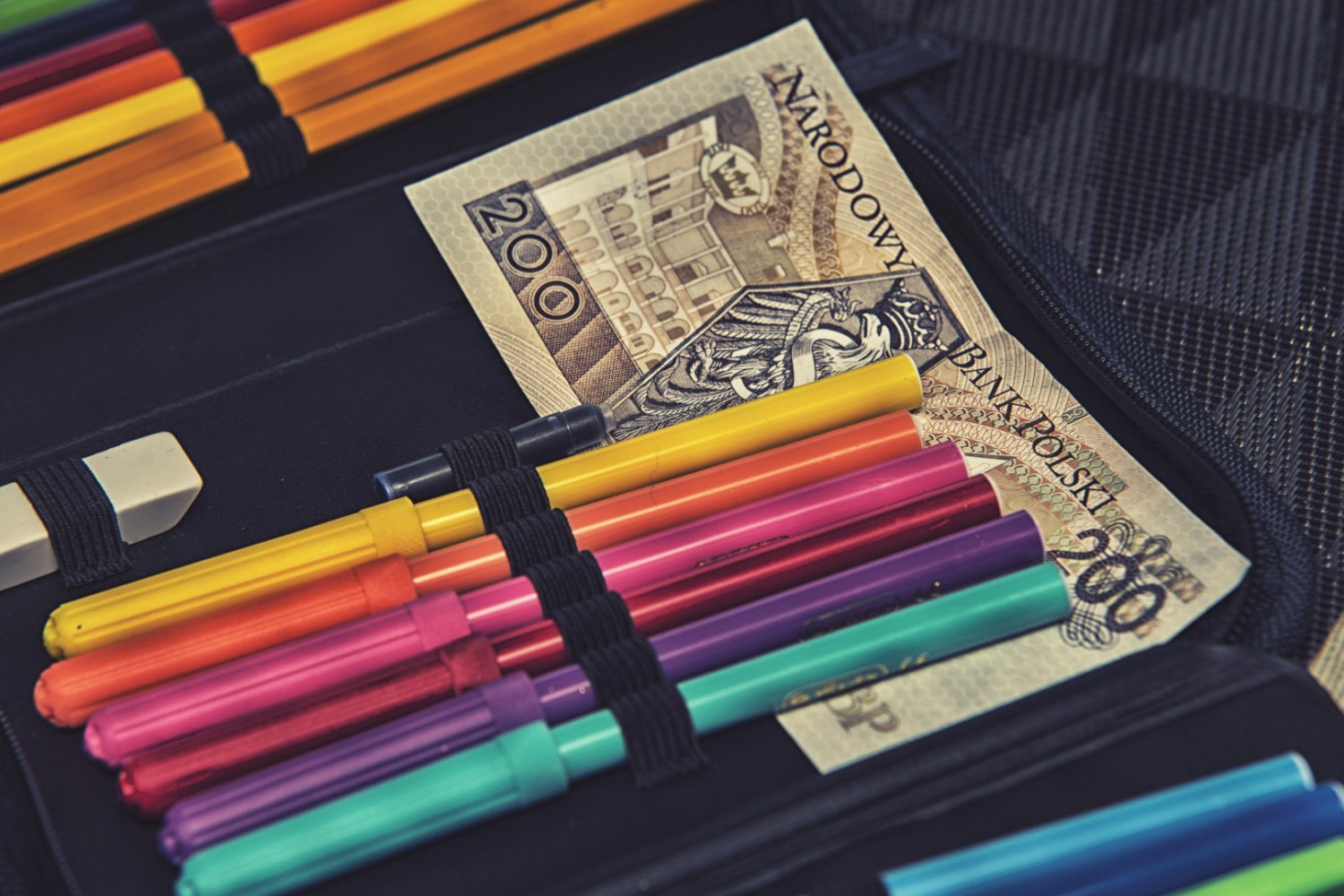 Piórnik z mazakami i banknotem
