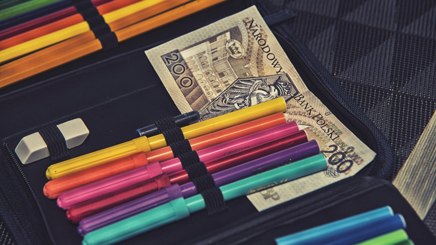 Piórnik z mazakami i banknotem