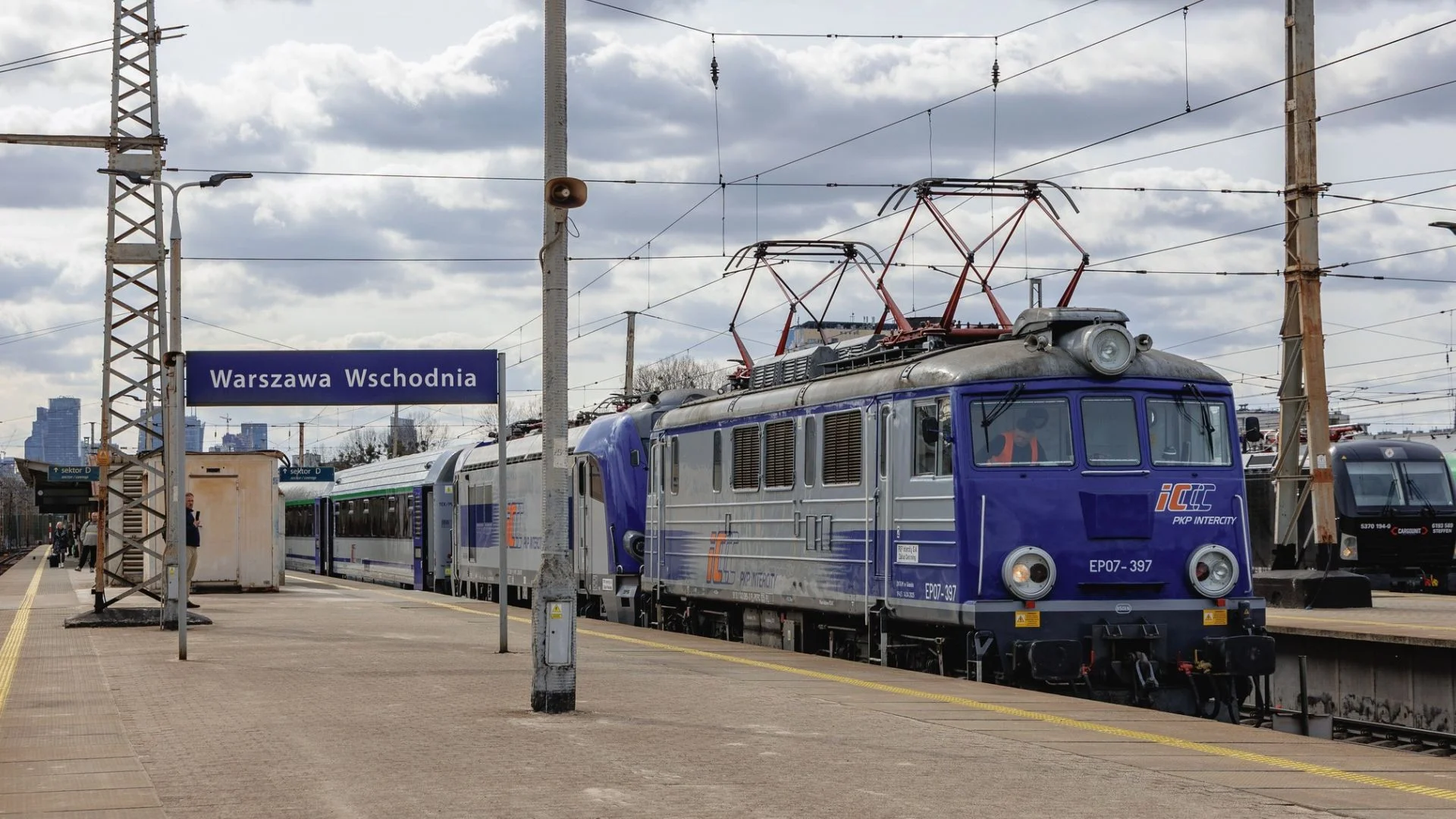 PKP Intercity odwleka komunikacyjną katastrofę. Przetrwamy Boże Narodzenie