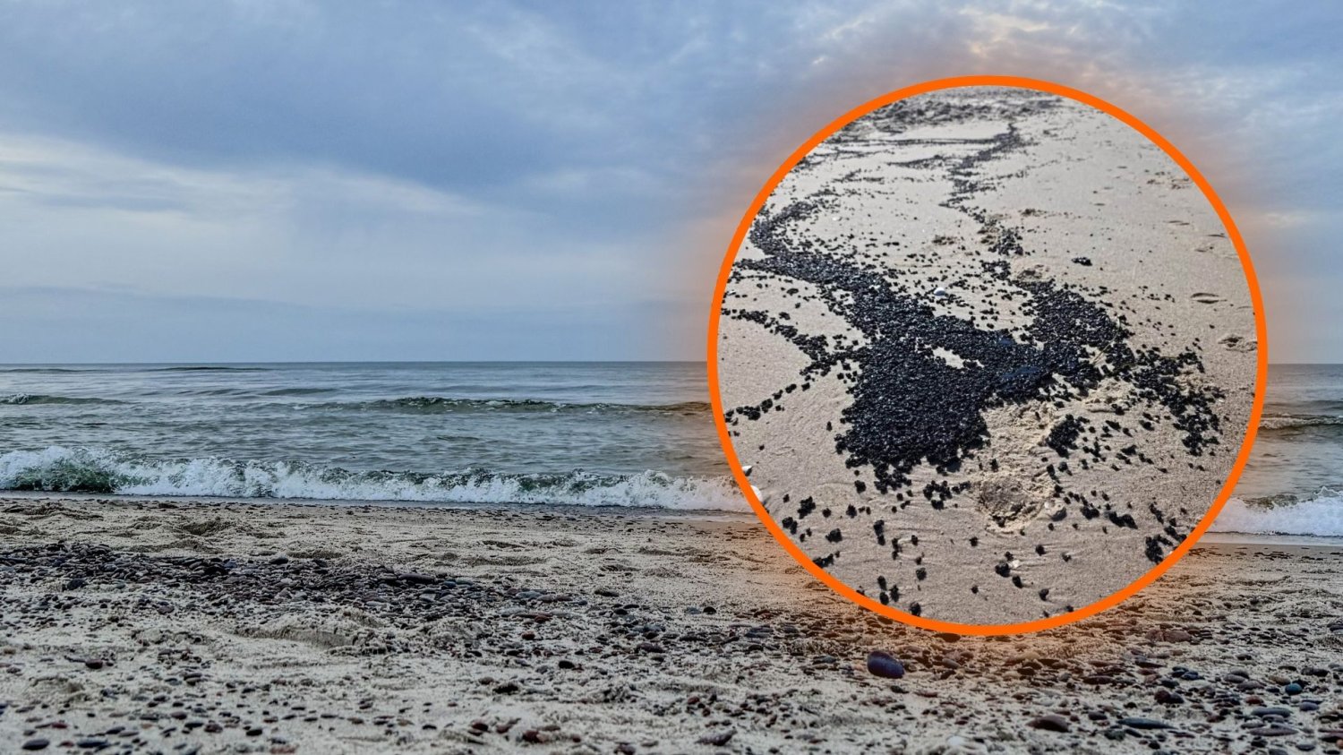 Plaże w Ustce zamknięte przez substancję ropopochodną. Co to za grudki? Plaża nad Bałtykiem w Ustce zamknięta z powodu substancji ropopochodnej