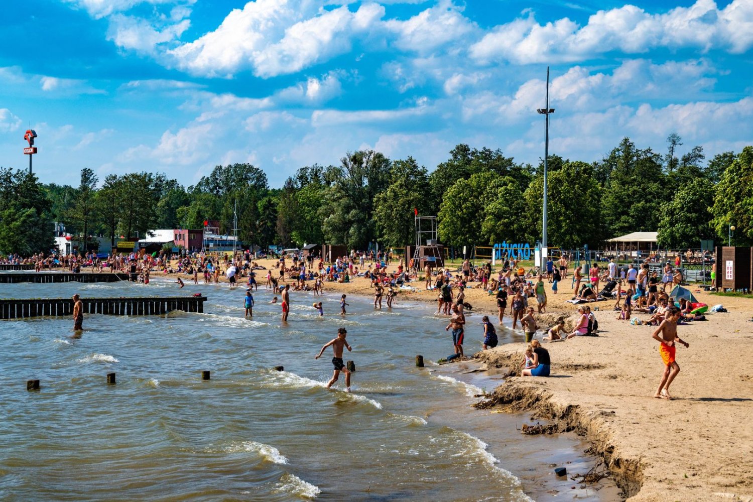 plaża nad jeziorem w Giżycku