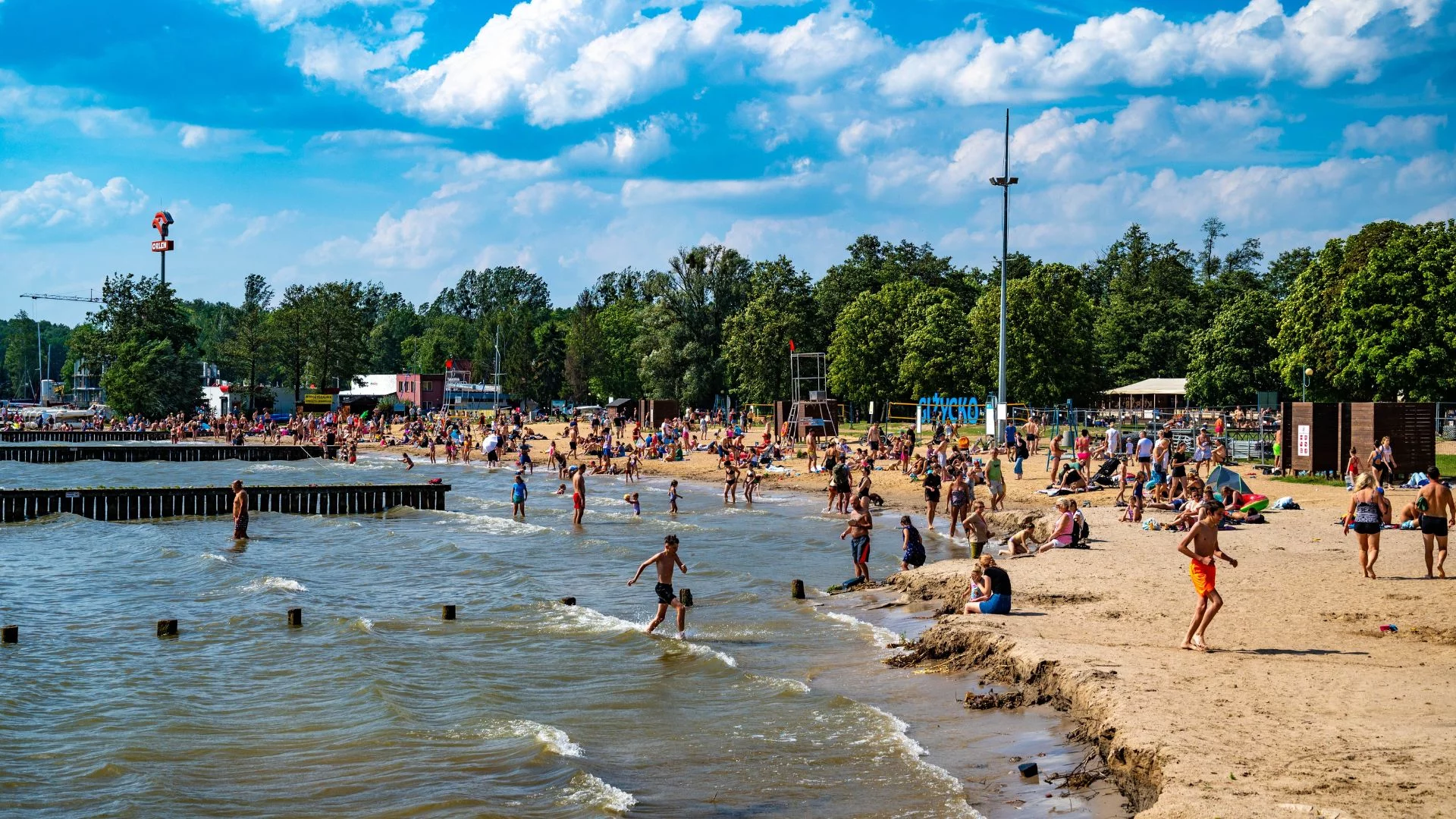 Najcieplejsze jeziora w Polsce. W niektórych panują wręcz tropikalne warunki plaża nad jeziorem w Giżycku