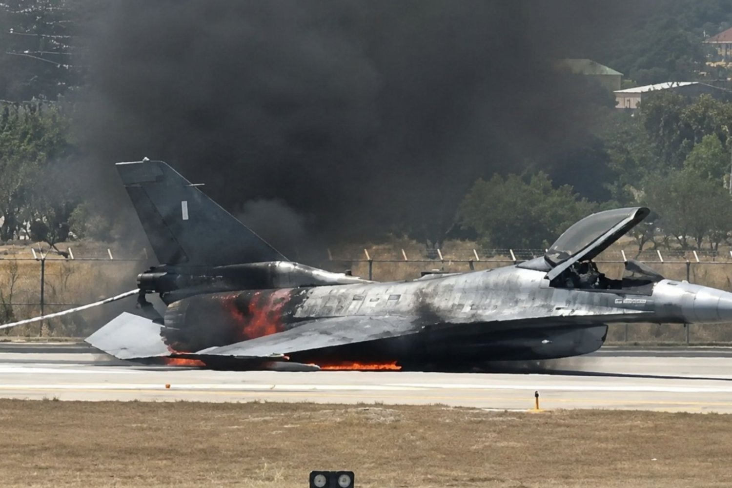 płonący myśliwiec F-16 na pasie lotniczym na Zakintos