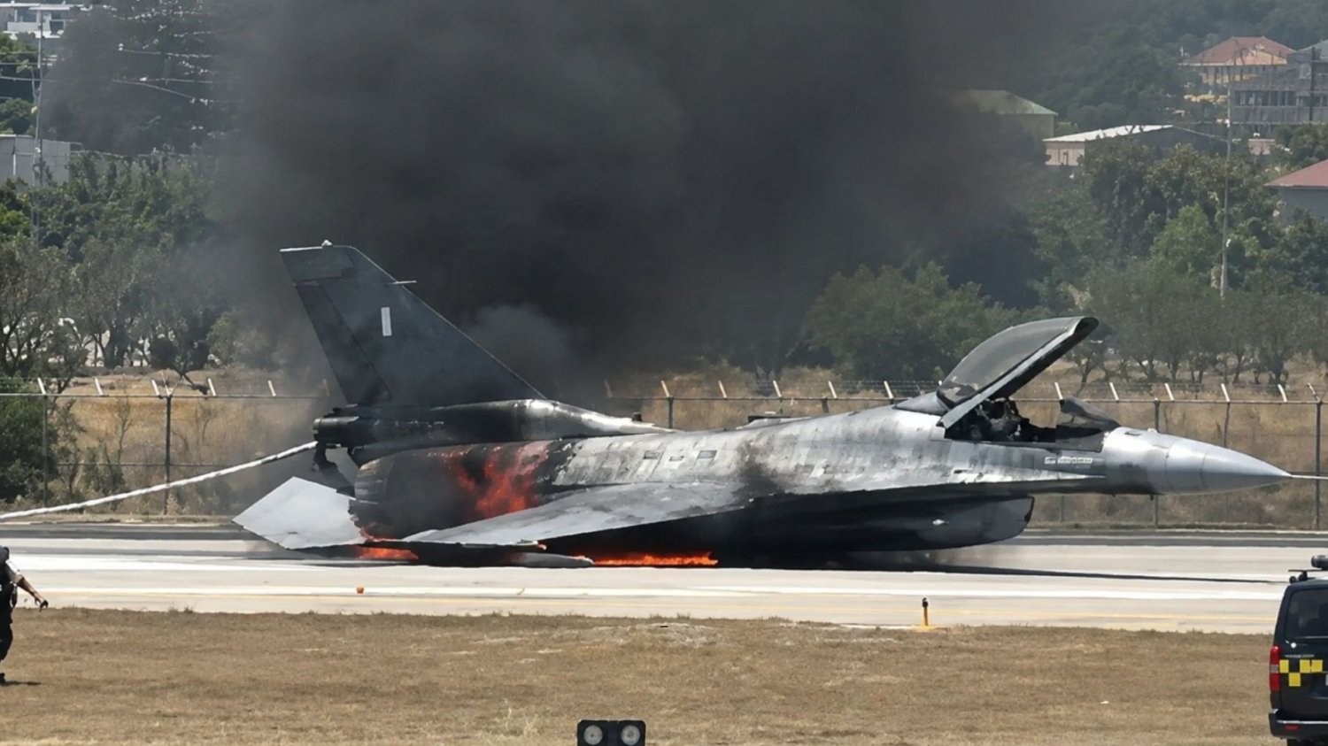płonący myśliwiec F-16 na pasie lotniczym na Zakintos