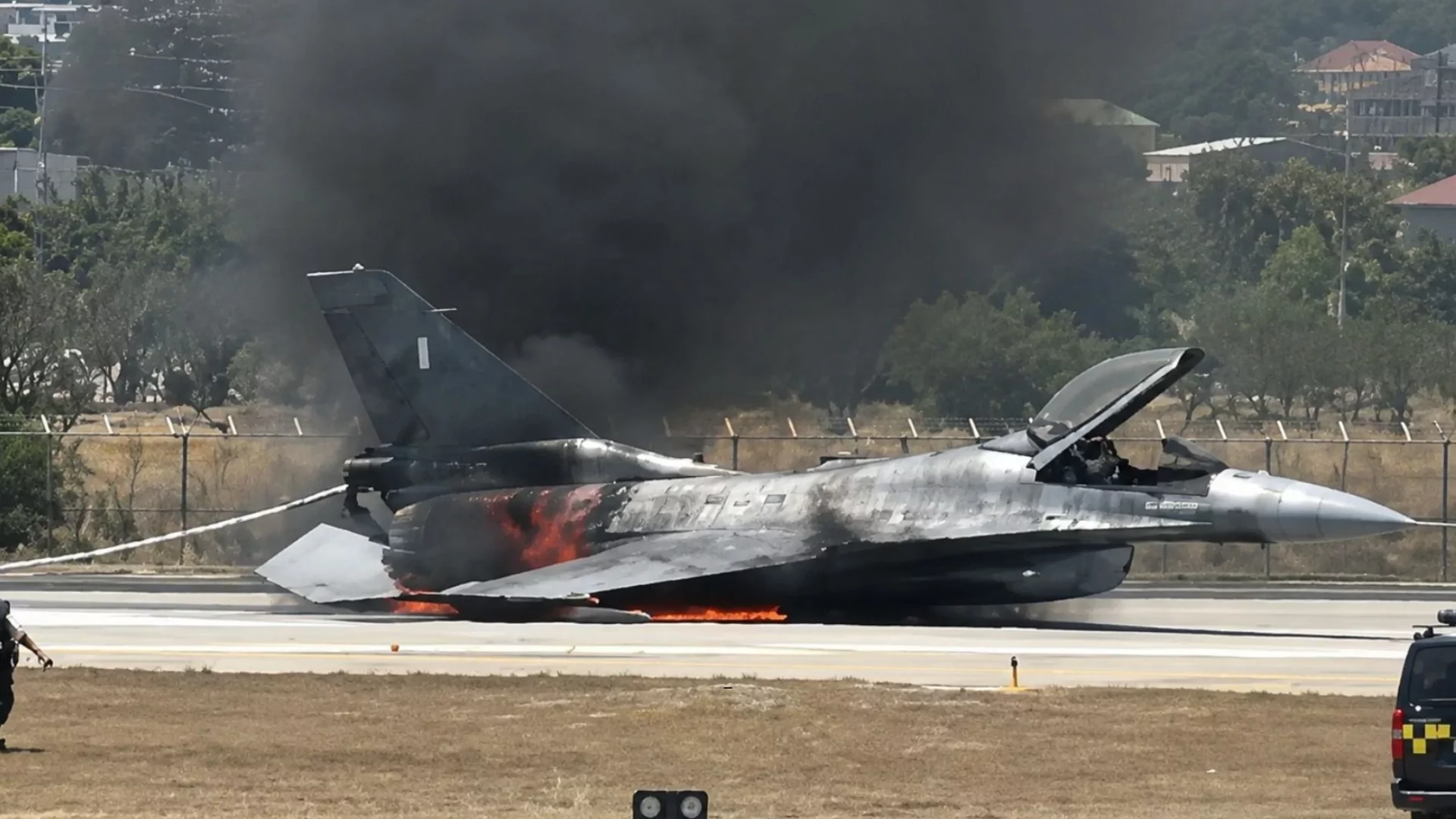 płonący myśliwiec F-16 na pasie lotniczym na Zakintos