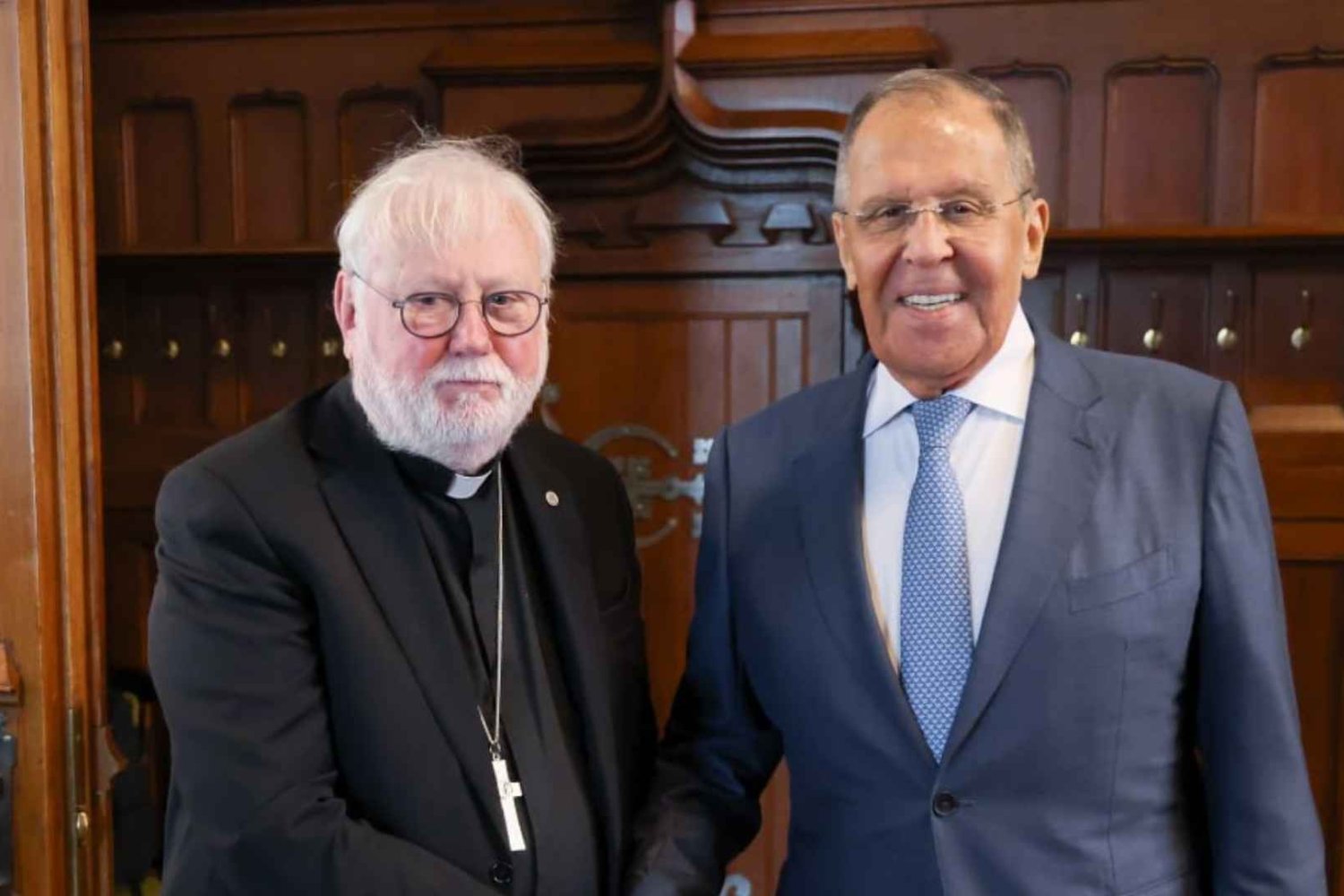 po lewej Paul Richard Gallagher, po prawej Siergiej Ławrow