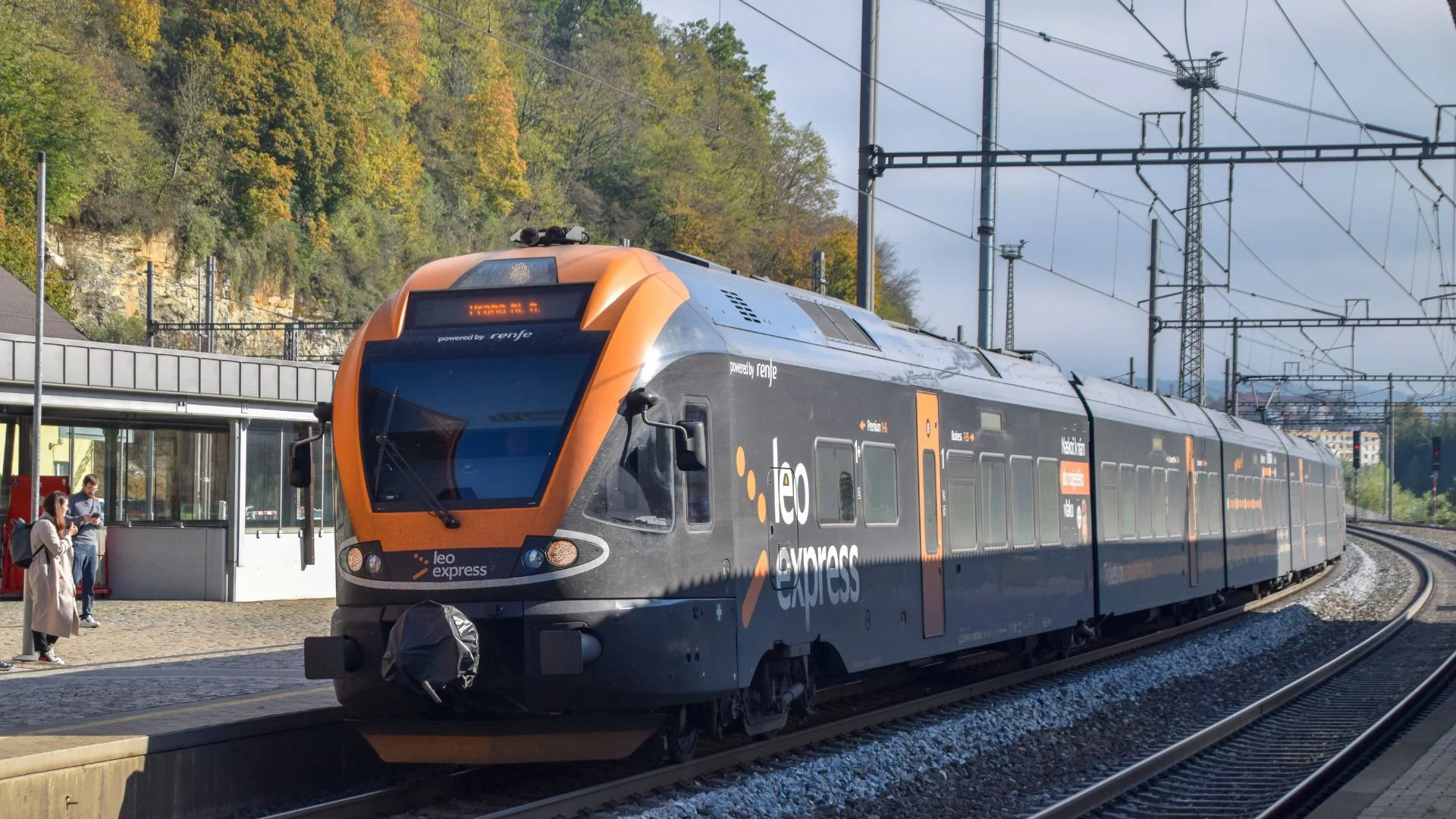 Pociąg Leo Express na torach