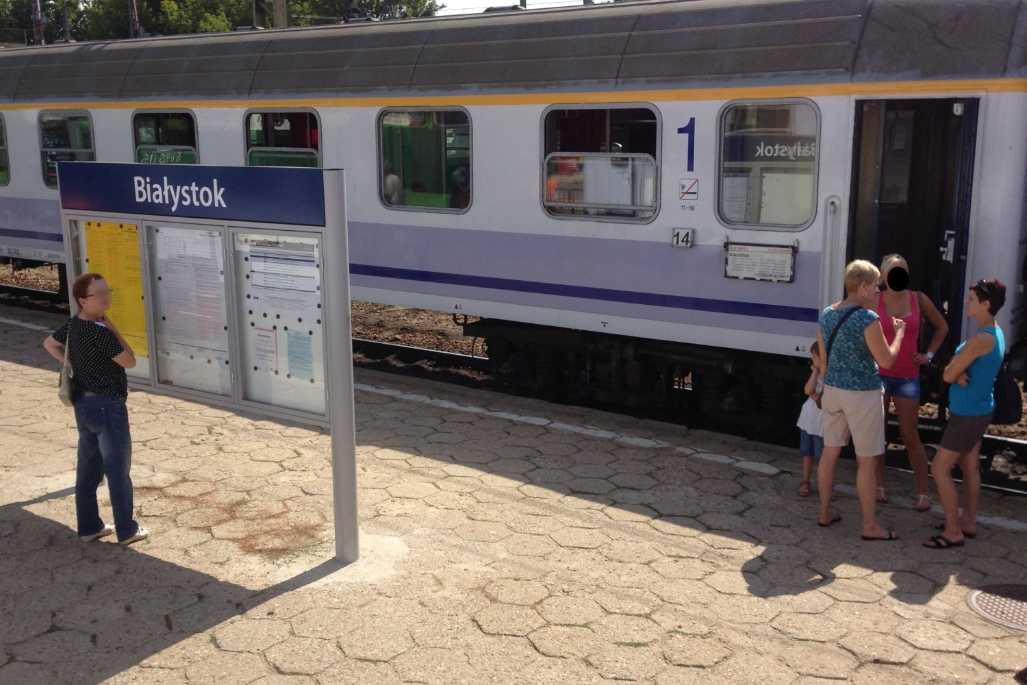 Darmowy zwrot biletów PKP Intercity za upały Pociąg PKP Intercity na stacji w upalny dzień, informacje o zwrocie biletów i fali gorąca.