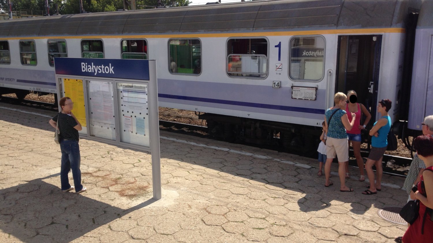 Darmowy zwrot biletów PKP Intercity za upały Pociąg PKP Intercity na stacji w upalny dzień, informacje o zwrocie biletów i fali gorąca.