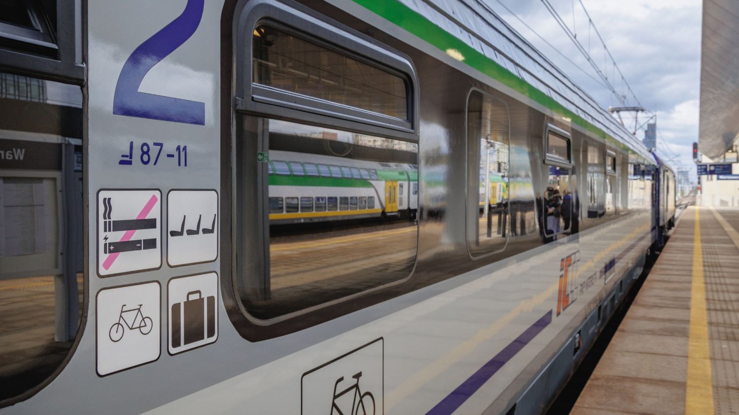 Żulczyk opisał tragiczną sytuację z pociągu do Berlina. "Nie widziałem nic smutniejszego" Pociąg, PKP Intercity, peron, kolej