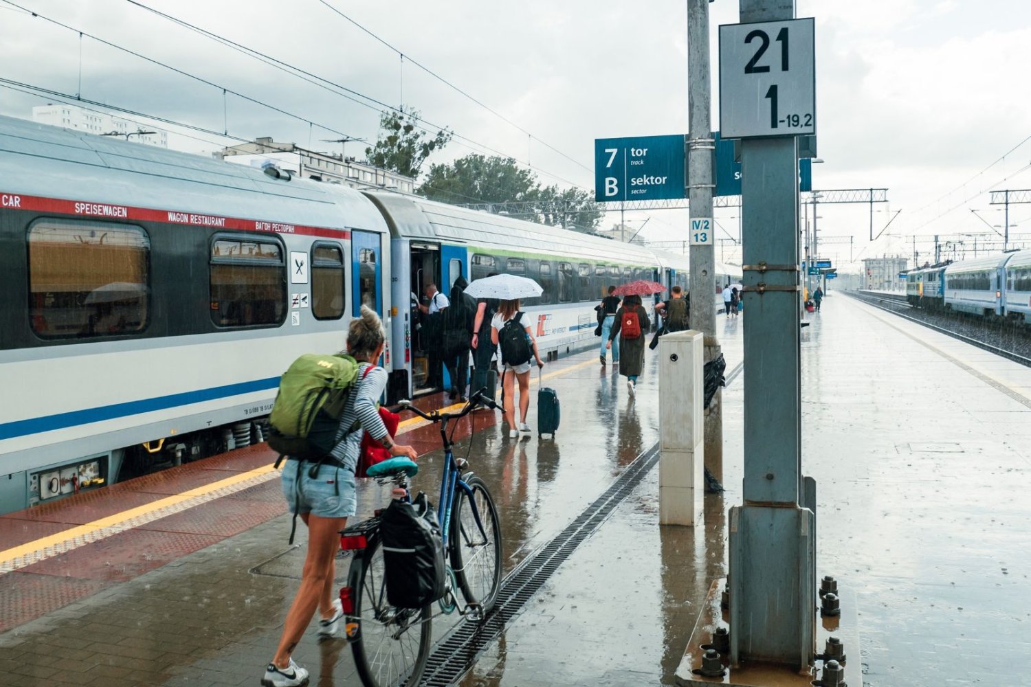 Przesiadka w Jeleniej Górze Pociągiem KD do Karpacza za darmo na jednym bilecie PKP Intercity