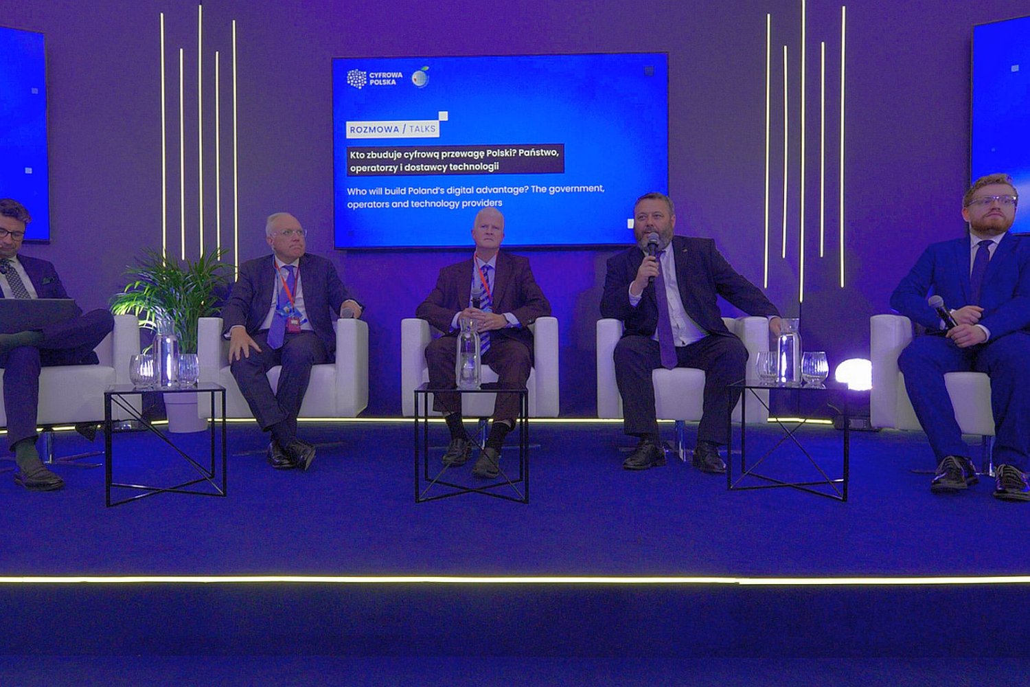 Od światłowodu w lesie po wykrywanie dronów. Jak Polska buduje cyfrową przewagę Podczas XXXV Forum Ekonomicznego w Karpaczu odbył się panel "Budowanie cyfrowej przewagi Polski"
