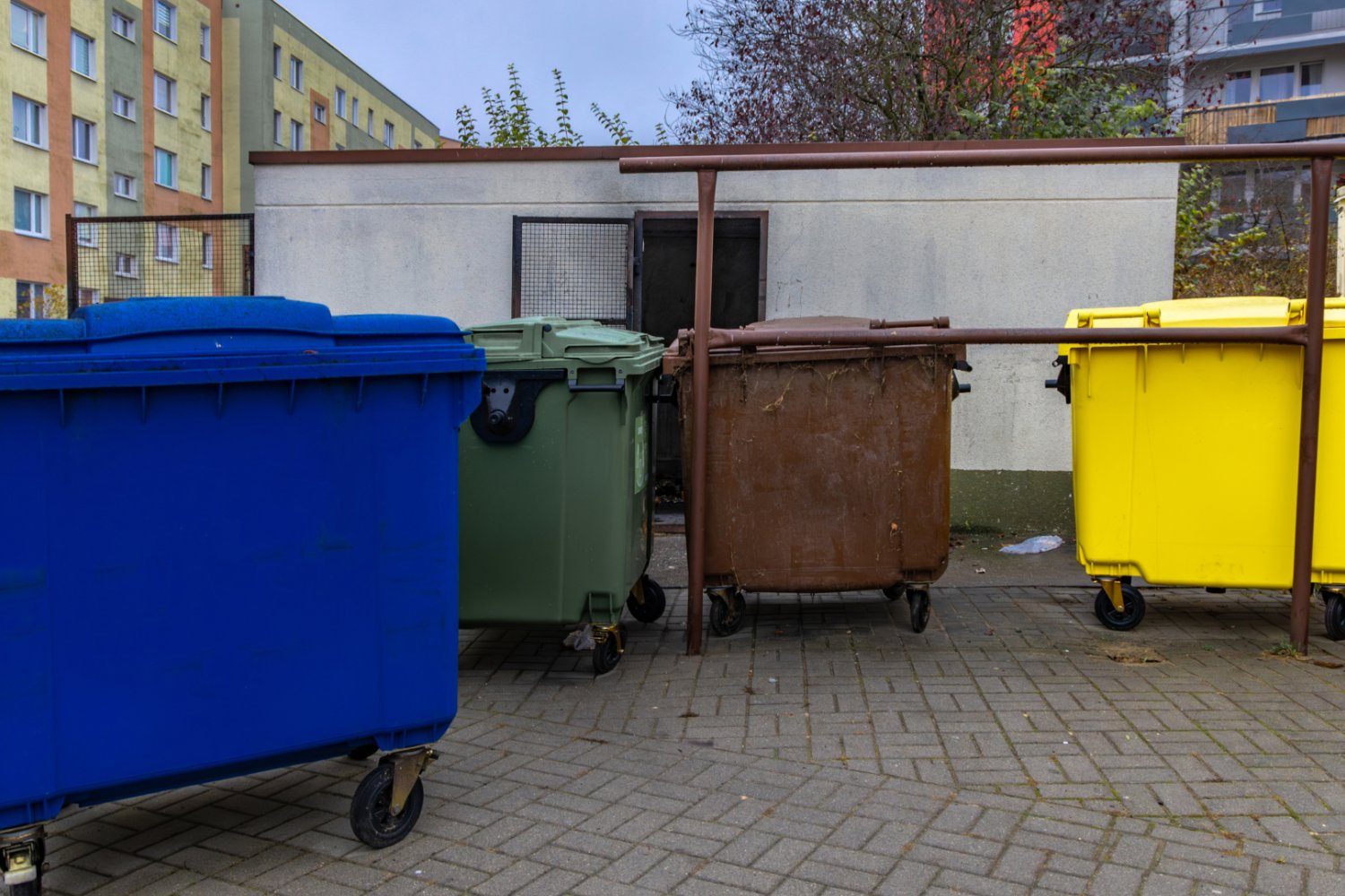Opłaty za wywóz śmieci pójdą w górę. Brak ustawy o ROP Pojemniki na śmieci na polskim osiedlu