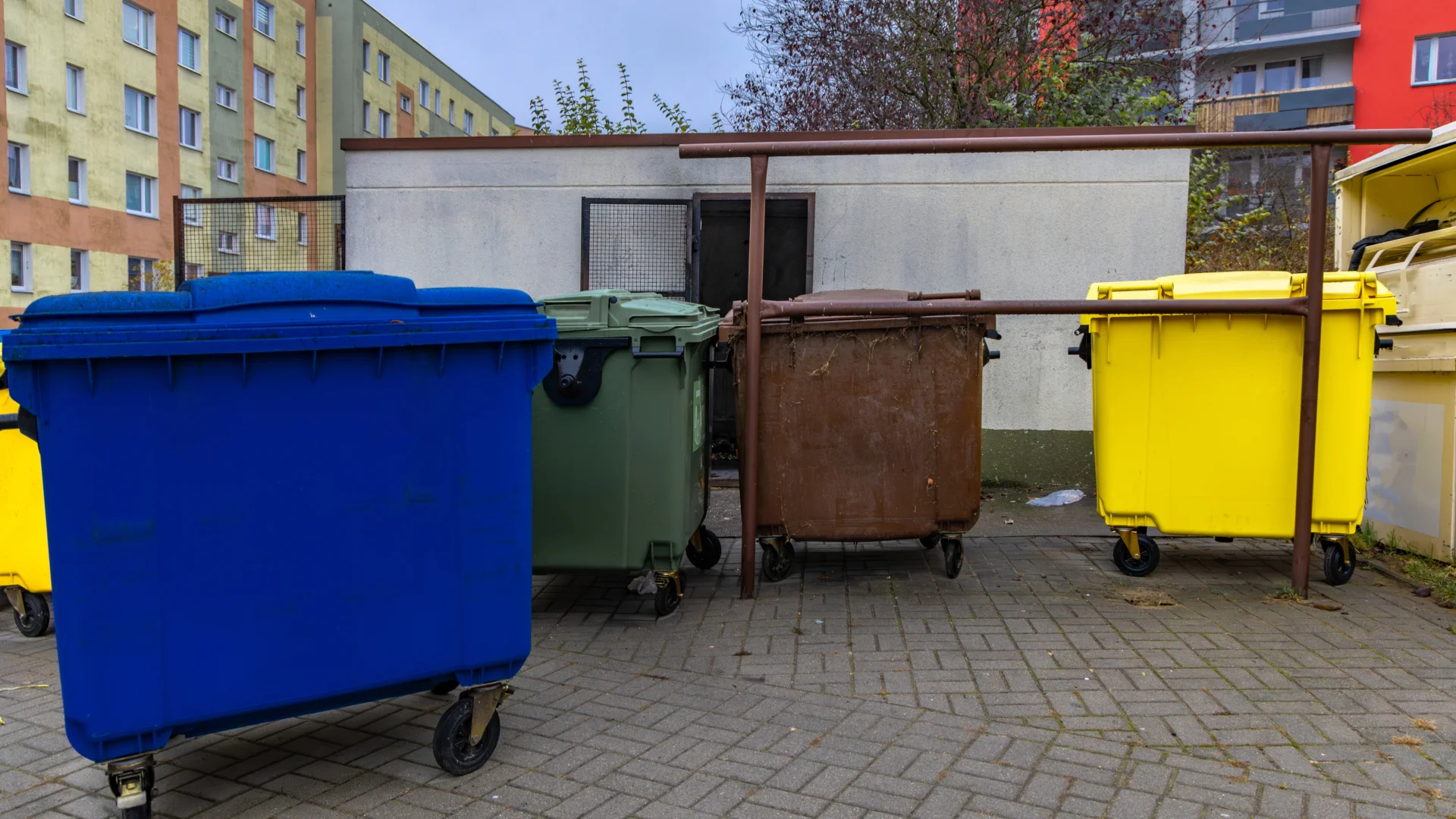 Opłaty za wywóz śmieci pójdą w górę. Brak ustawy o ROP Pojemniki na śmieci na polskim osiedlu