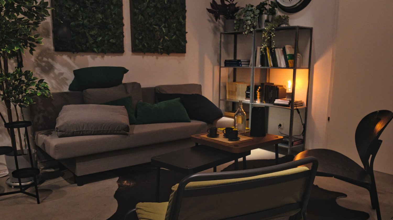 IKEA cicho podmienia sprzęt smart home. Różnicę robi podpis drobnym druczkiem pokój, ciemny wystrój, po lewej - światło.