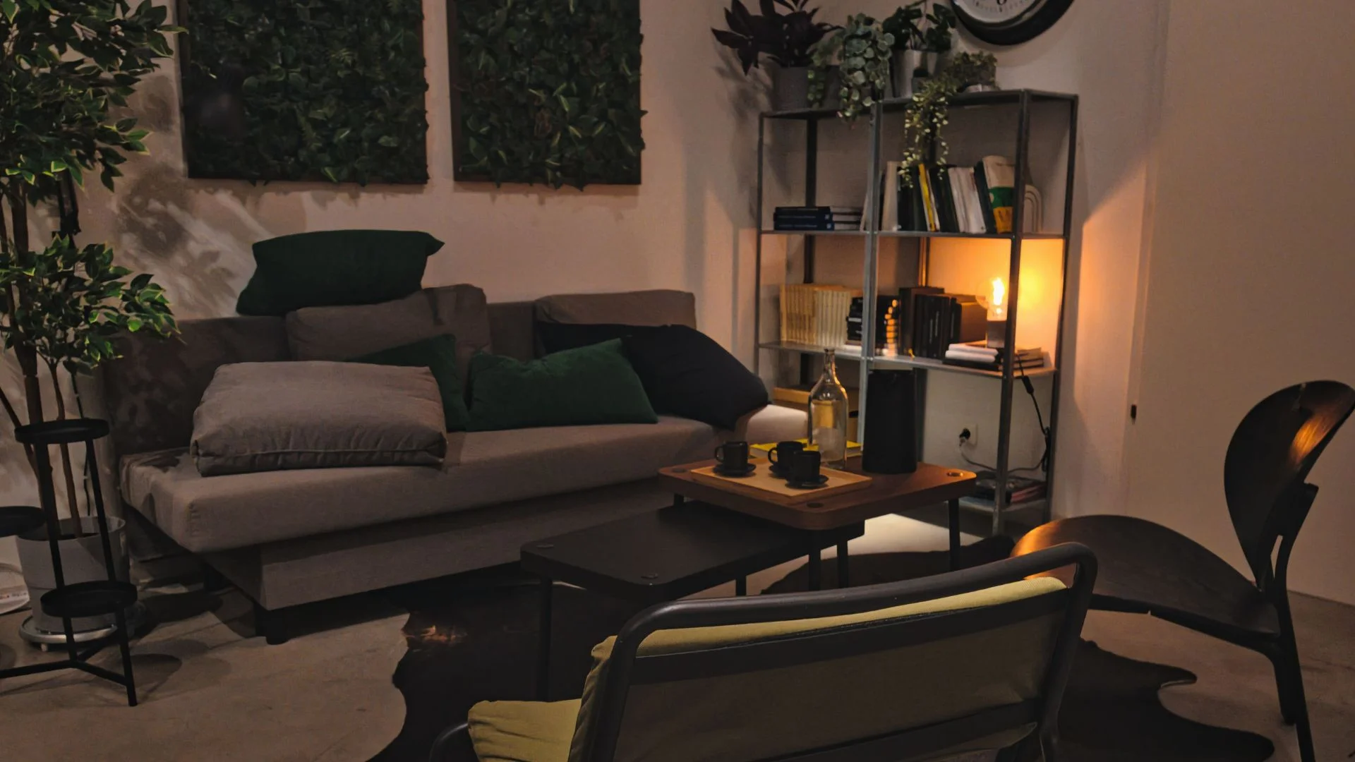 IKEA cicho podmienia sprzęt smart home. Różnicę robi podpis drobnym druczkiem pokój, ciemny wystrój, po lewej - światło.