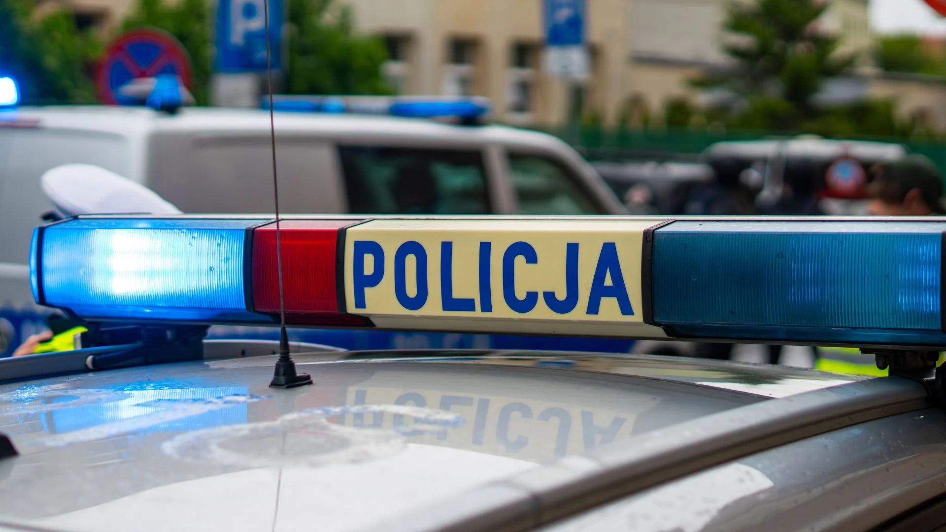 Nie żyje ojciec nożownika z Ostrołęki. Strażacy weszli do mieszkania przez okno policja