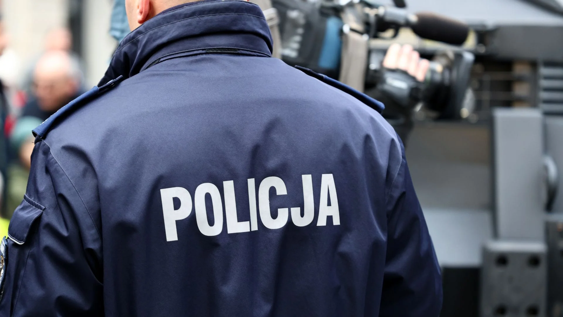 Katarzyna G. zatrzymana. 6 radiowozów u matki podejrzanego o zabójstwo Mai z Mławy